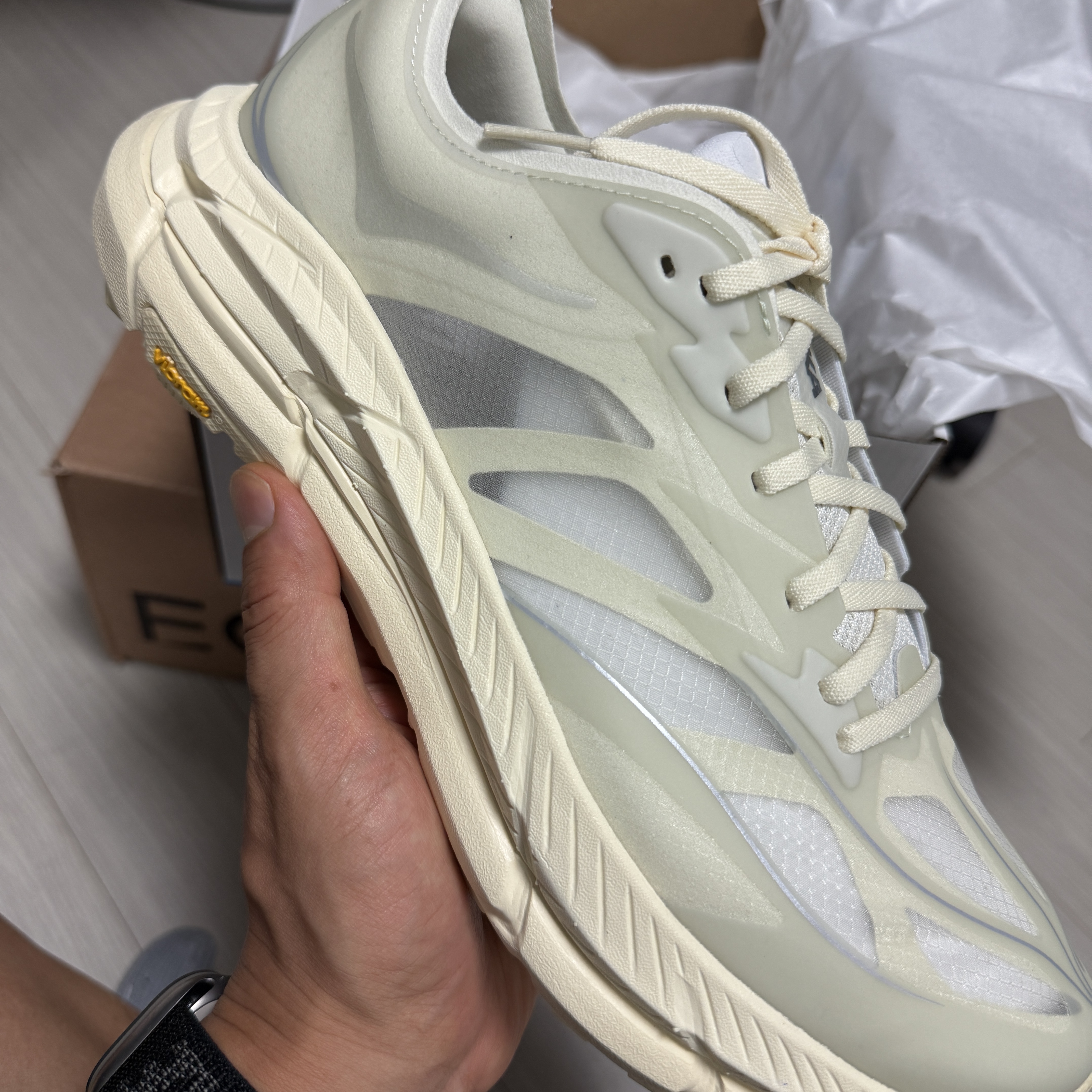 Hoka Mafate Speed 4 Lite Truffle Salt Vintage Yellow 착용 스타일 - 2