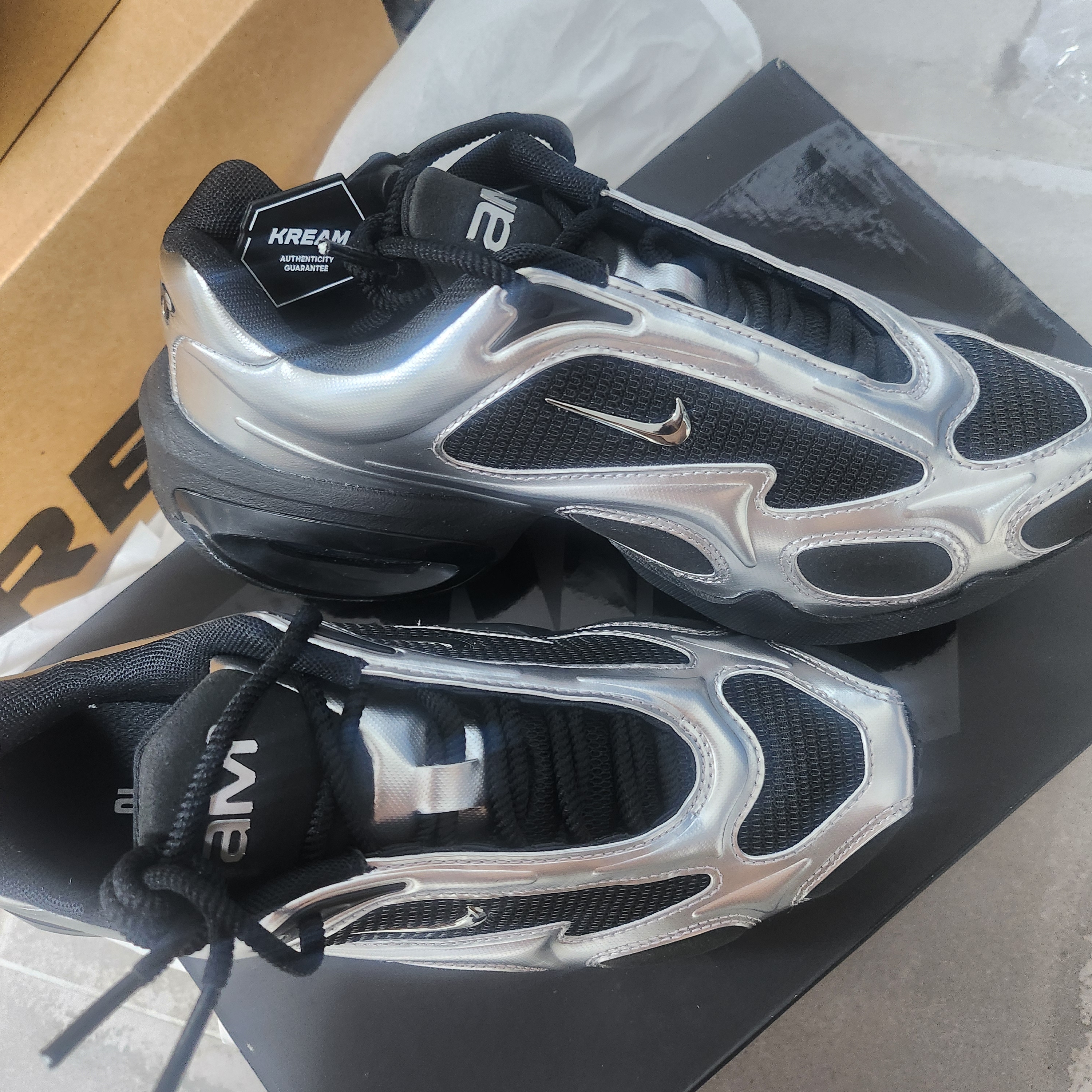(W) Nike Air Max Muse Black and Metallic Silver 착용 스타일