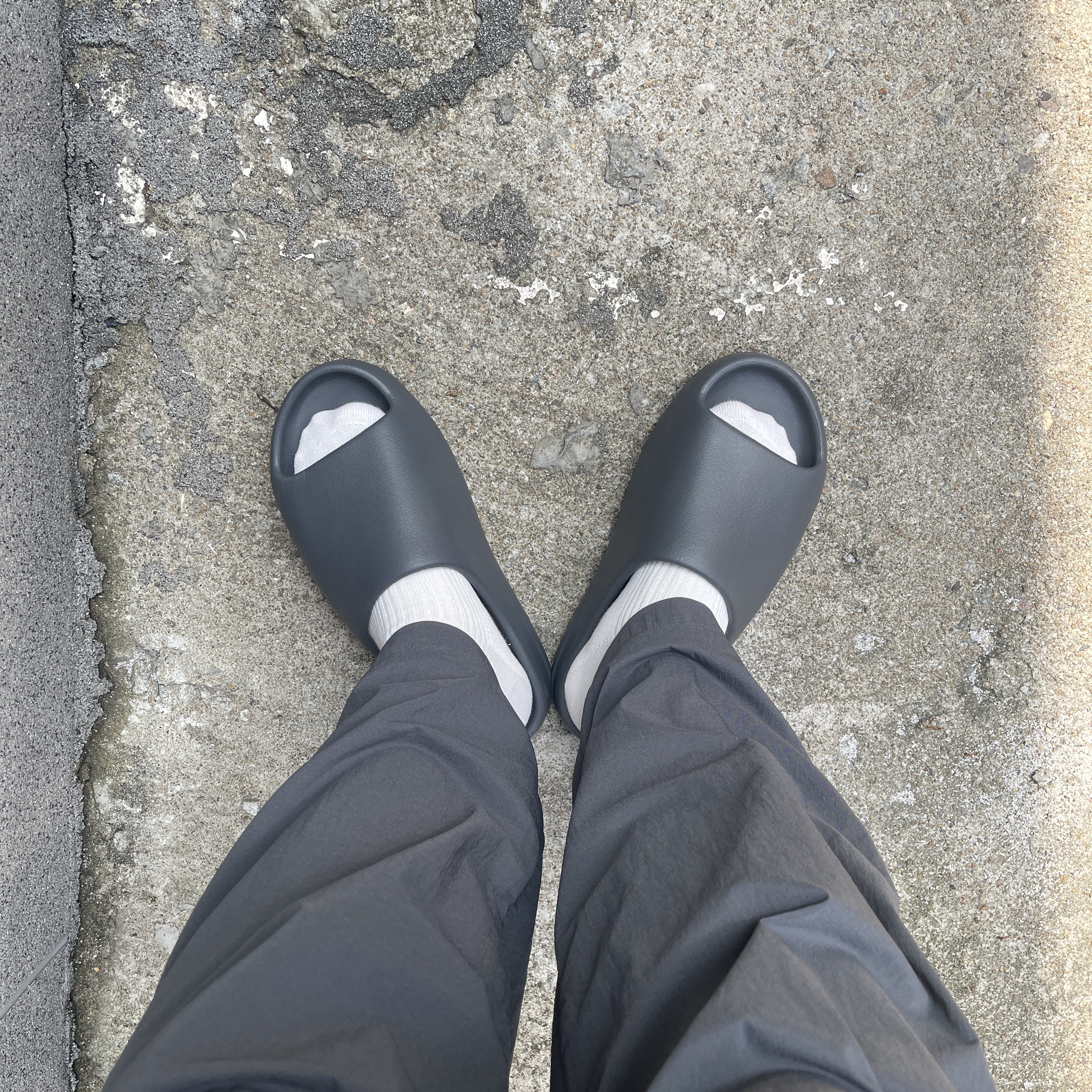Adidas Yeezy Slide Slate Grey 착용 스타일