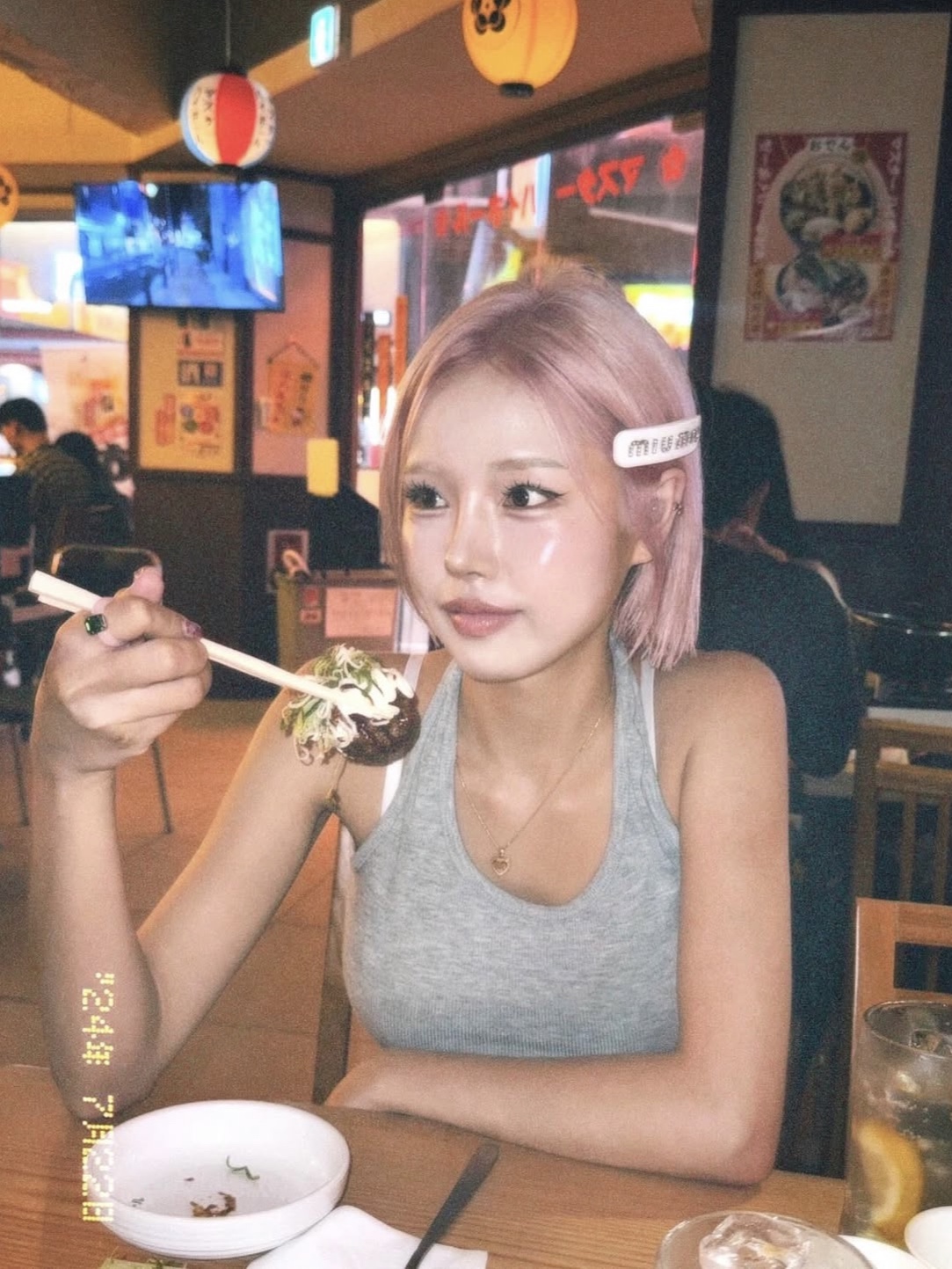 (W) Miu Miu Plexiglas and Metal Hair Clips White Black 착용 스타일 - 4