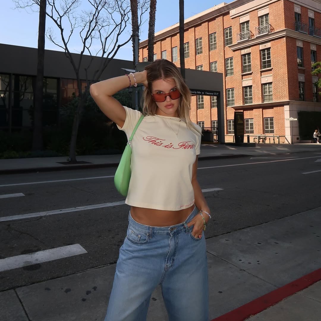 THIS IS FINE x FUNFLEX Relaxed Signature Jean Light Blue, THIS IS FINE Cropped Signature Tee Yellow 착용 스타일 - 7