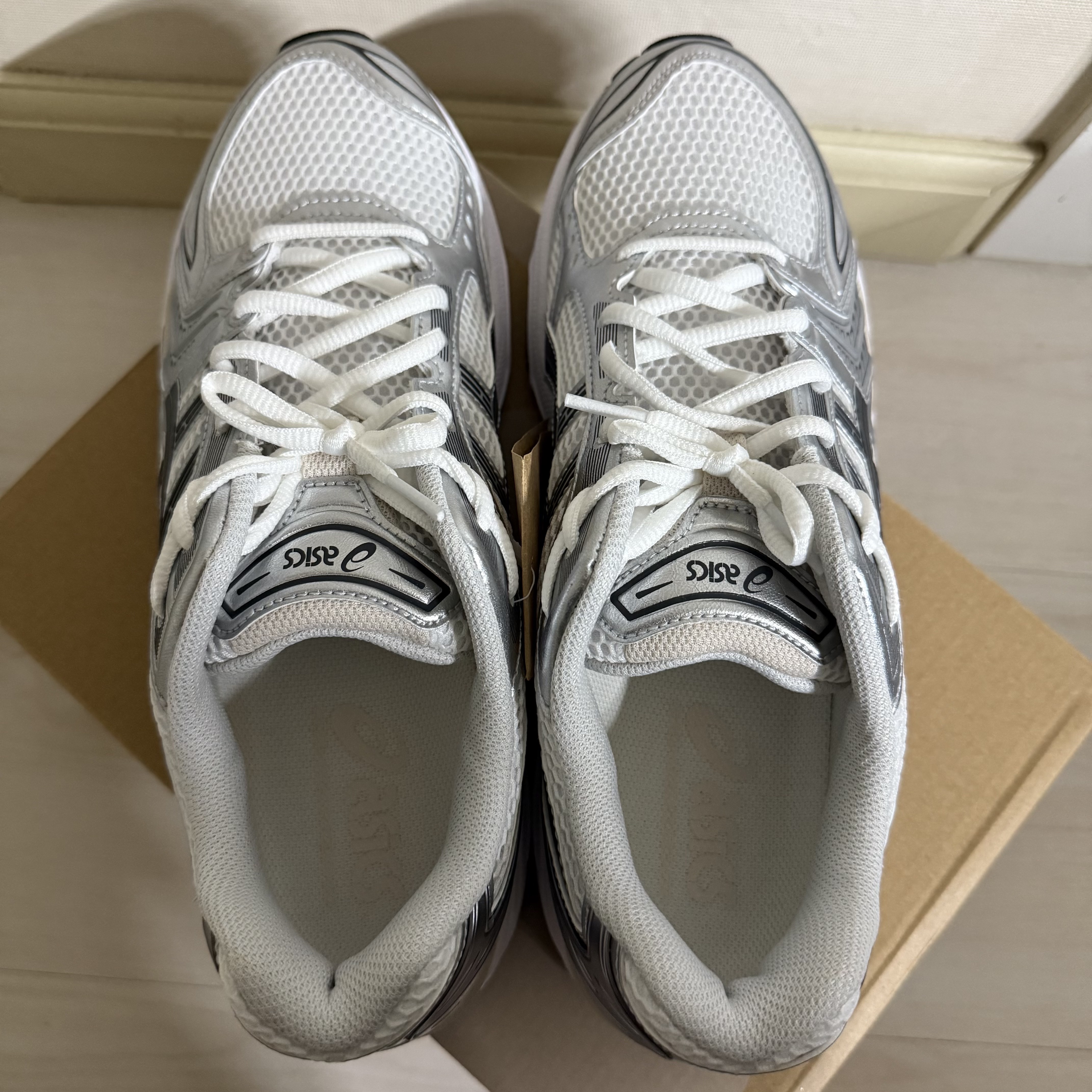 Asics Gel-Kayano 14 White Graphite Grey 착용 스타일 - 3