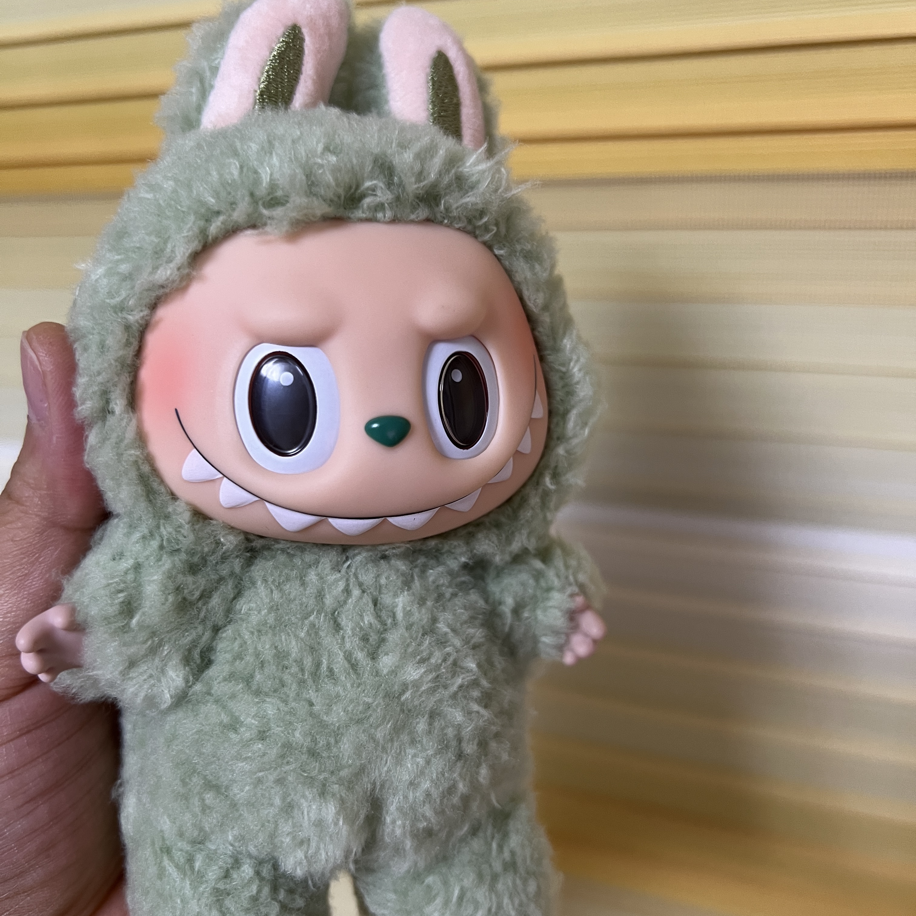 Pop Mart Labubu The Monsters Labubu Tasty Macarons Series Green Grape Keyring 착용 스타일