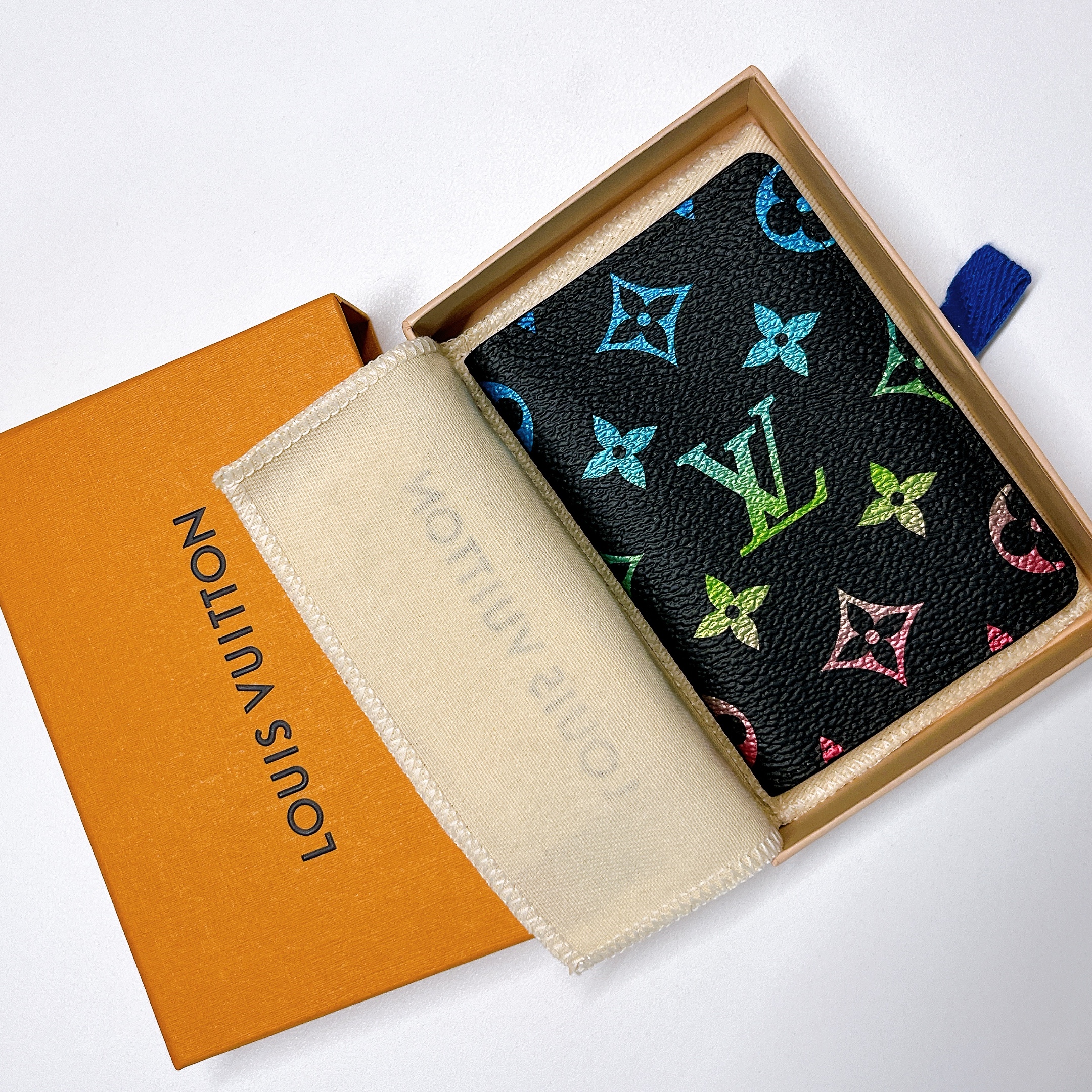 Louis Vuitton Pocket Organizer Gradient Black 착용 스타일