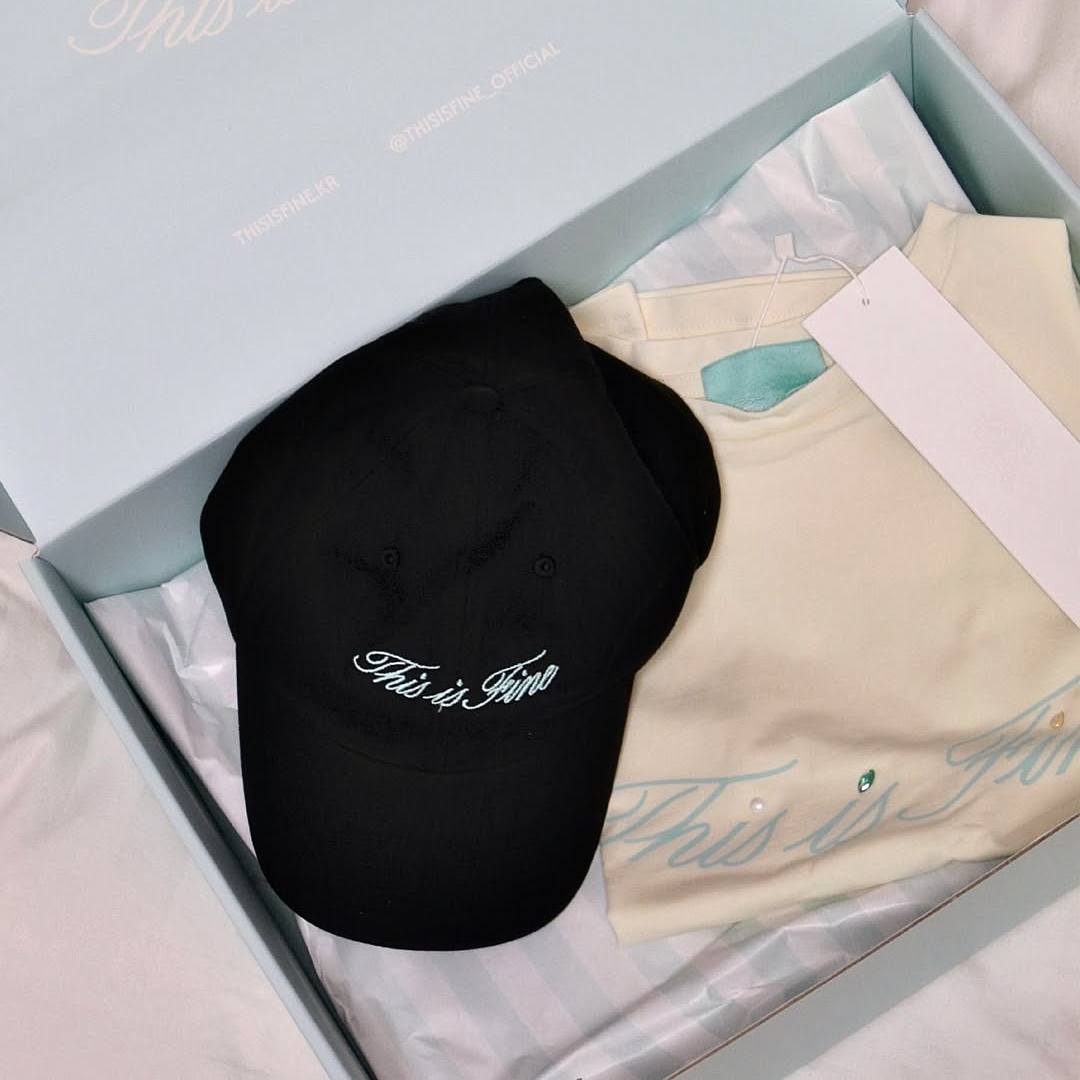 THIS IS FINE Cropped Signature Tee Cream, THIS IS FINE Signature Ball Cap Black 착용 스타일 - 6