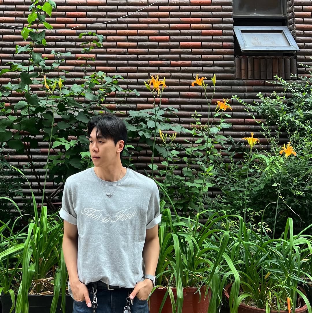 THIS IS FINE Oversized Signature Tee Sportif Gray, THIS IS FINE Signature Ball Cap Black 착용 스타일 - 4