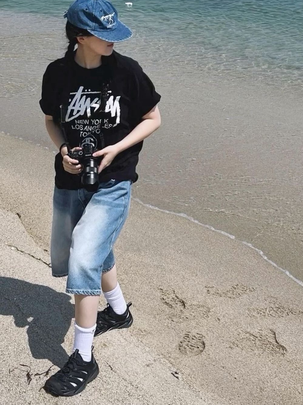 Stussy DSM World Tour T-Shirt Black, ANNOT Cut Off Denim Shorts Light Blue 착용 스타일