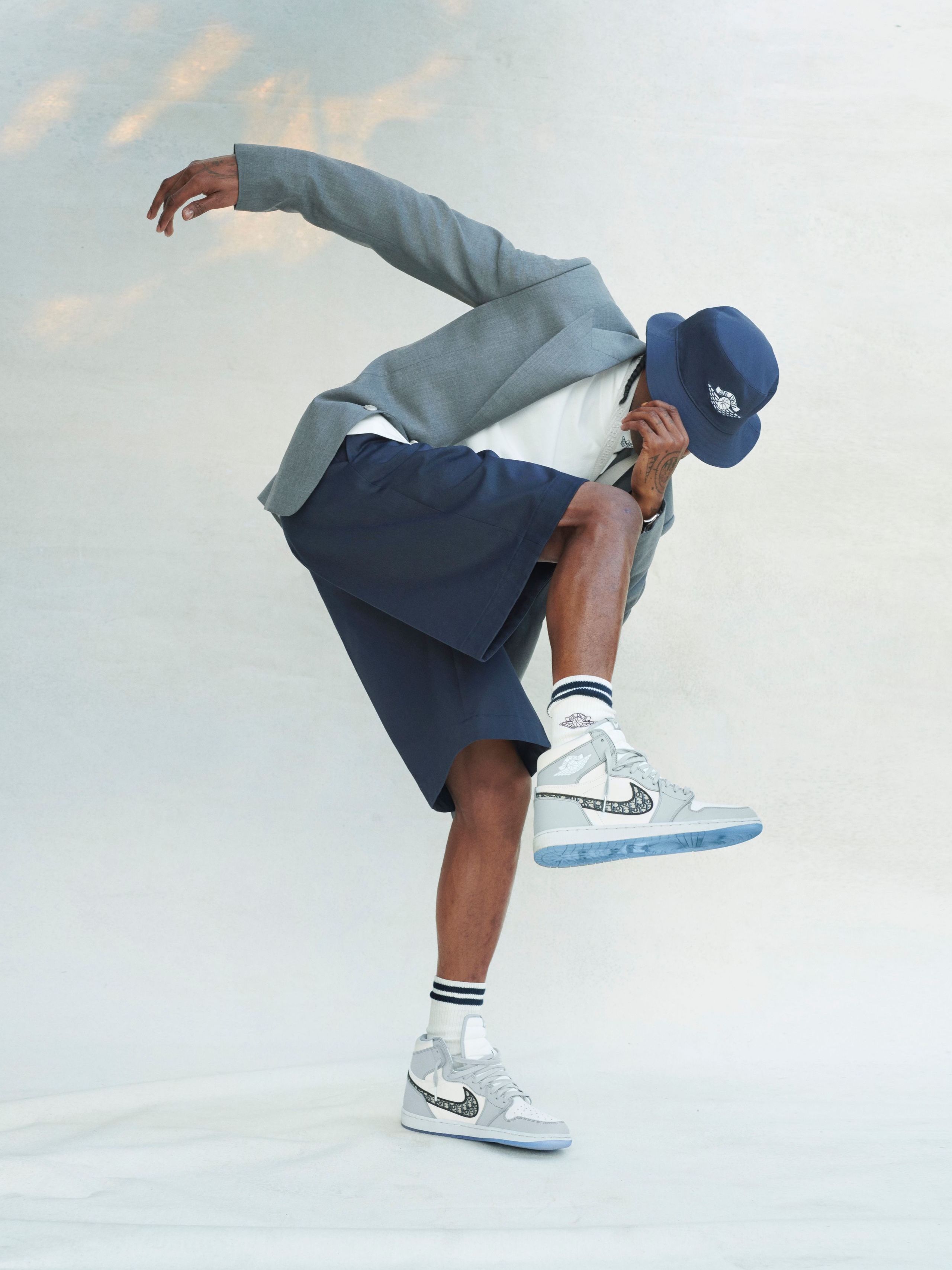 Dior x Jordan Bomber Jacket Grey, Dior x Jordan Wings Card Holder Blue Multi 착용 스타일