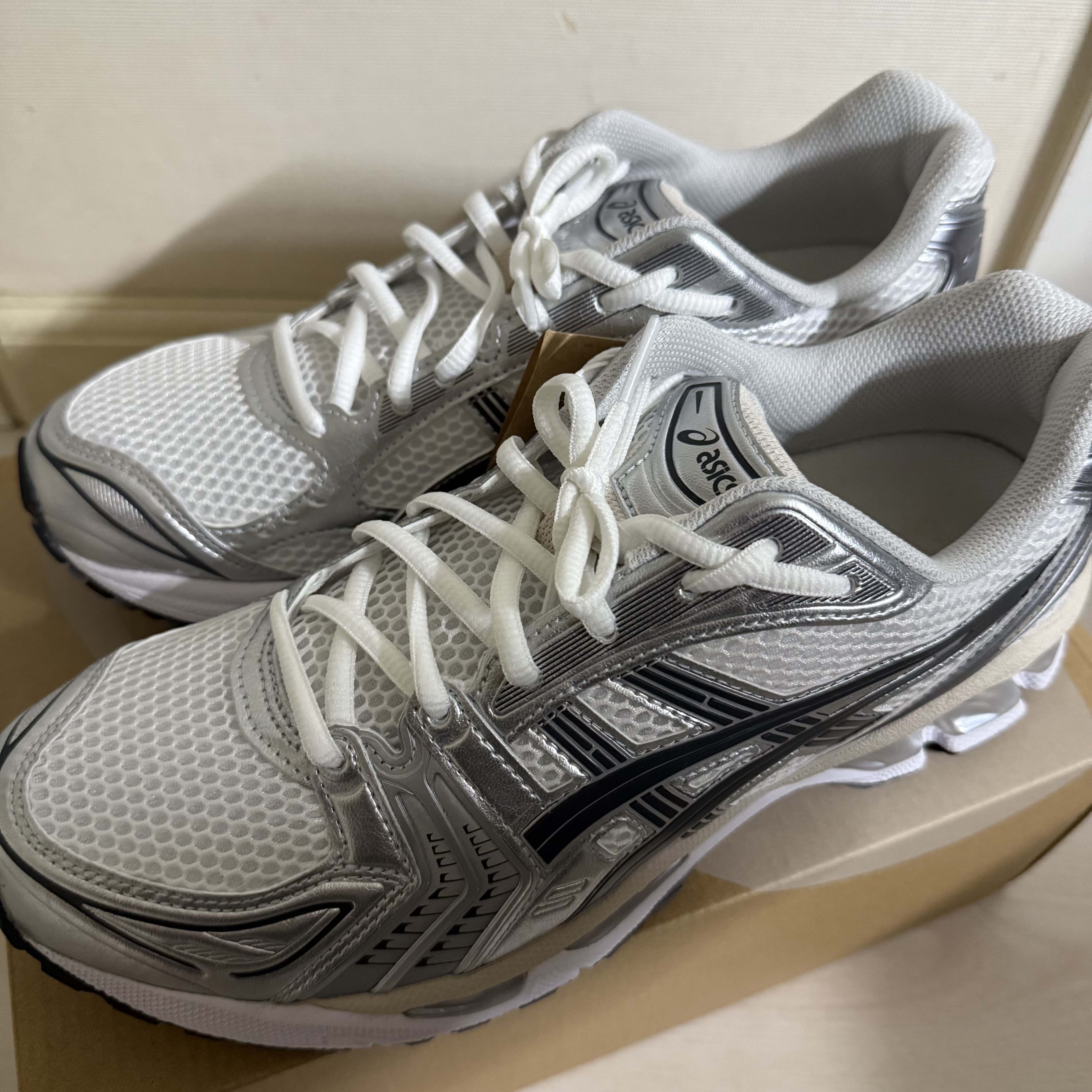 Asics Gel-Kayano 14 White Graphite Grey 착용 스타일 - 2