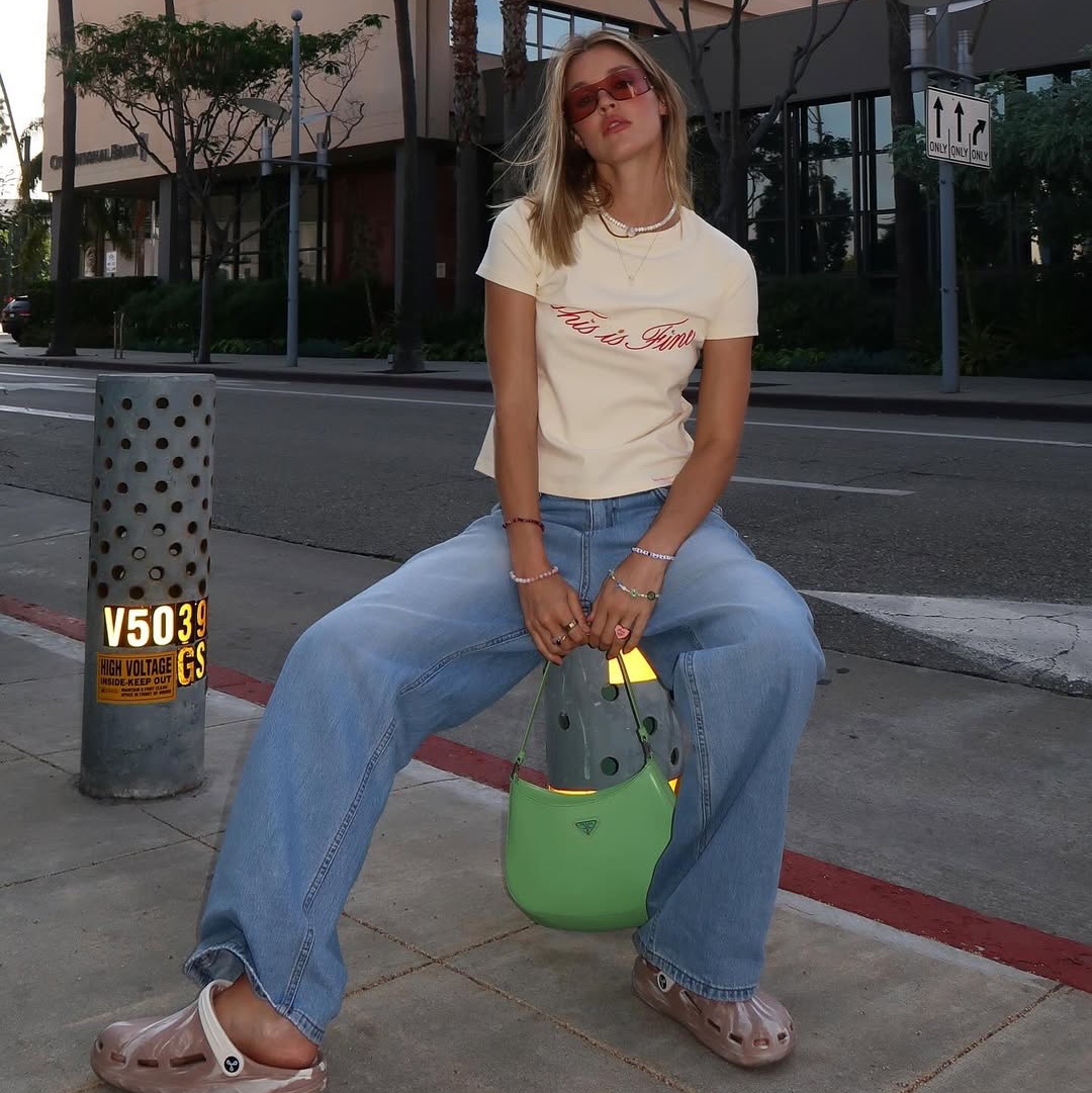THIS IS FINE x FUNFLEX Relaxed Signature Jean Light Blue, THIS IS FINE Cropped Signature Tee Yellow 착용 스타일 - 3