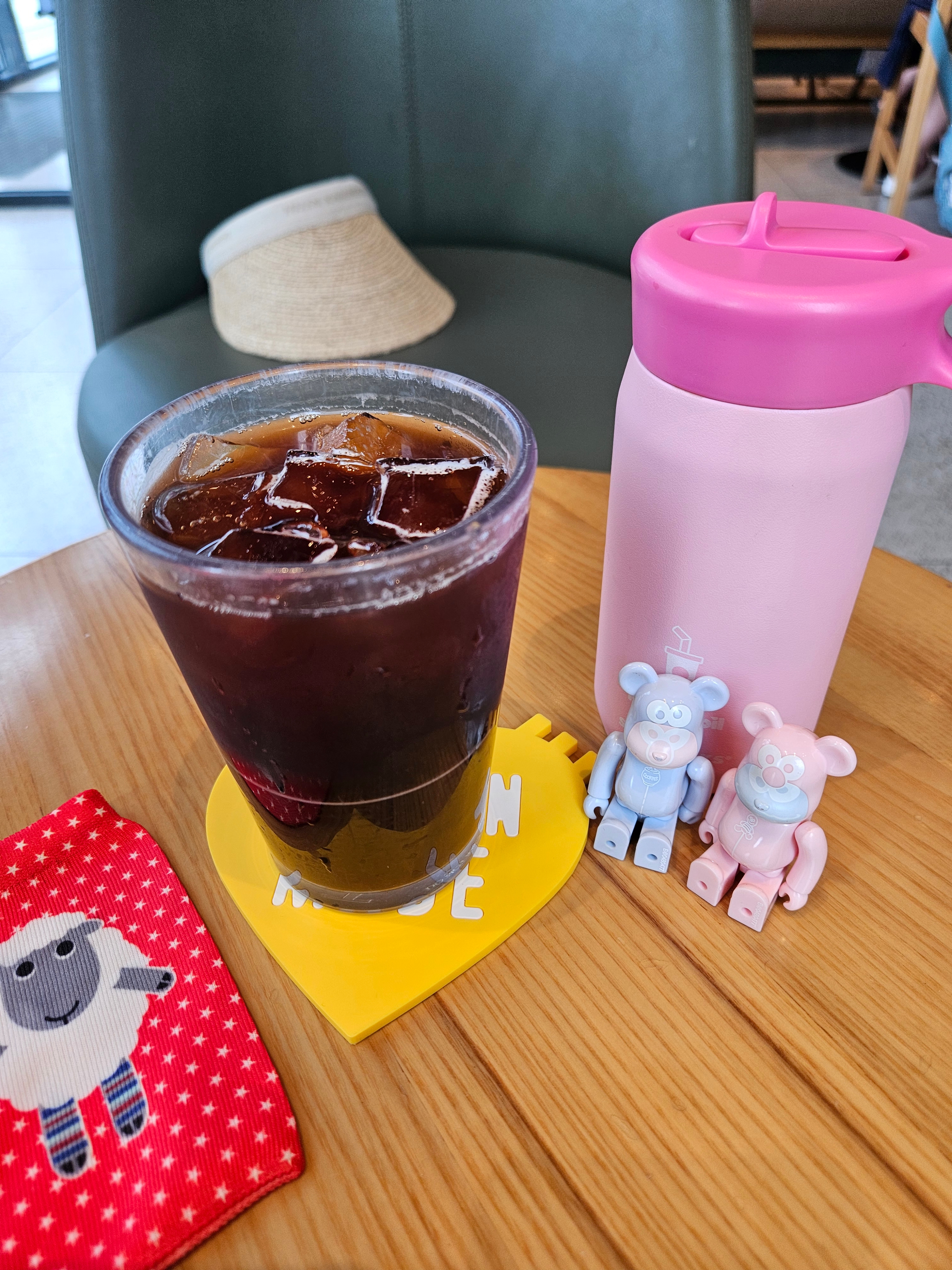 Bearbrick Series 48 Sealed Case 100% (24 Blind Boxes), Human Made Heart Rubber Coaster Yellow 착용 스타일 - 3