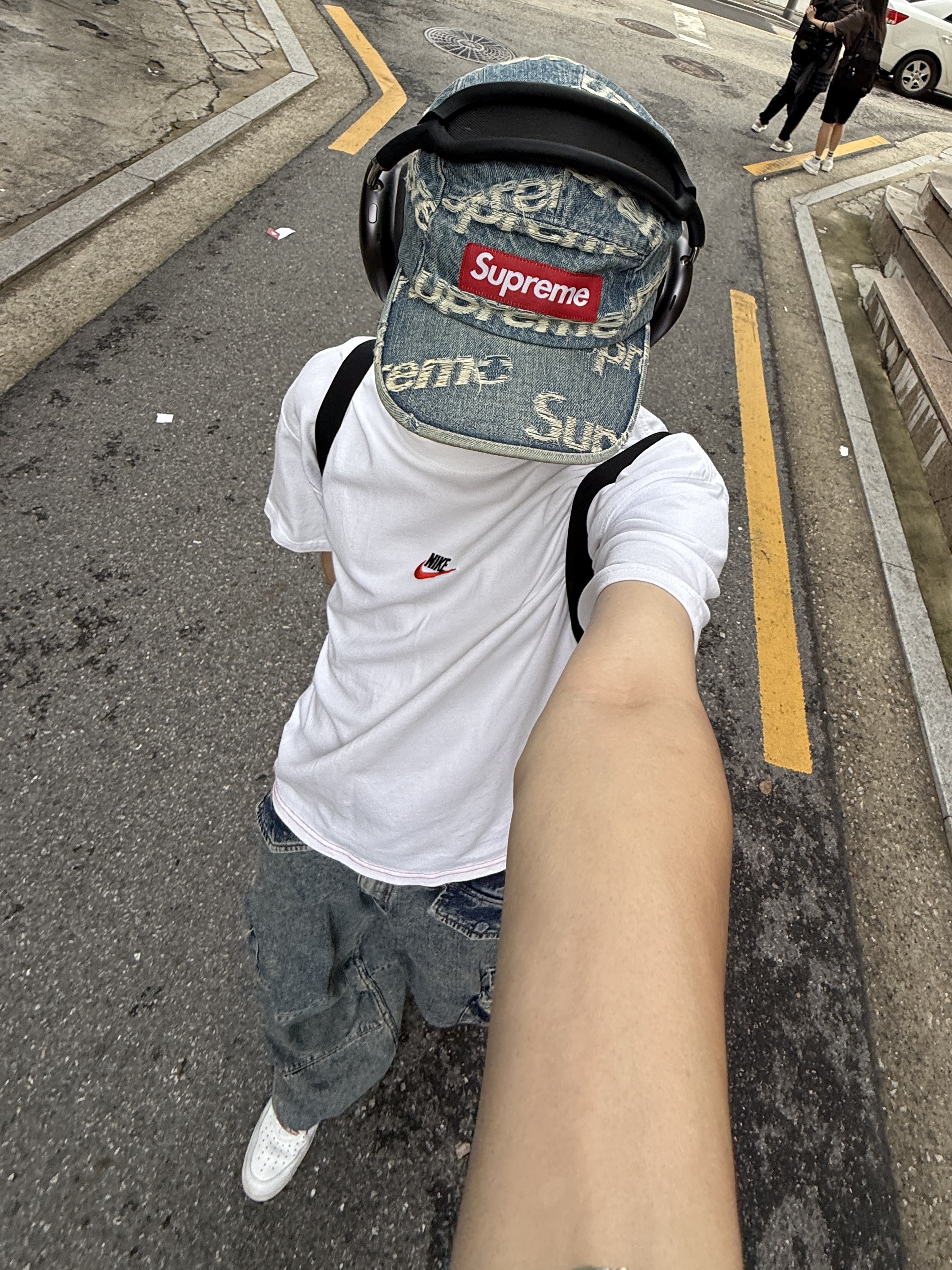 Nike x Supreme Air Force 1 Low White, Supreme Mesh Small Backpack Black - 23SS 착용 스타일 - 3