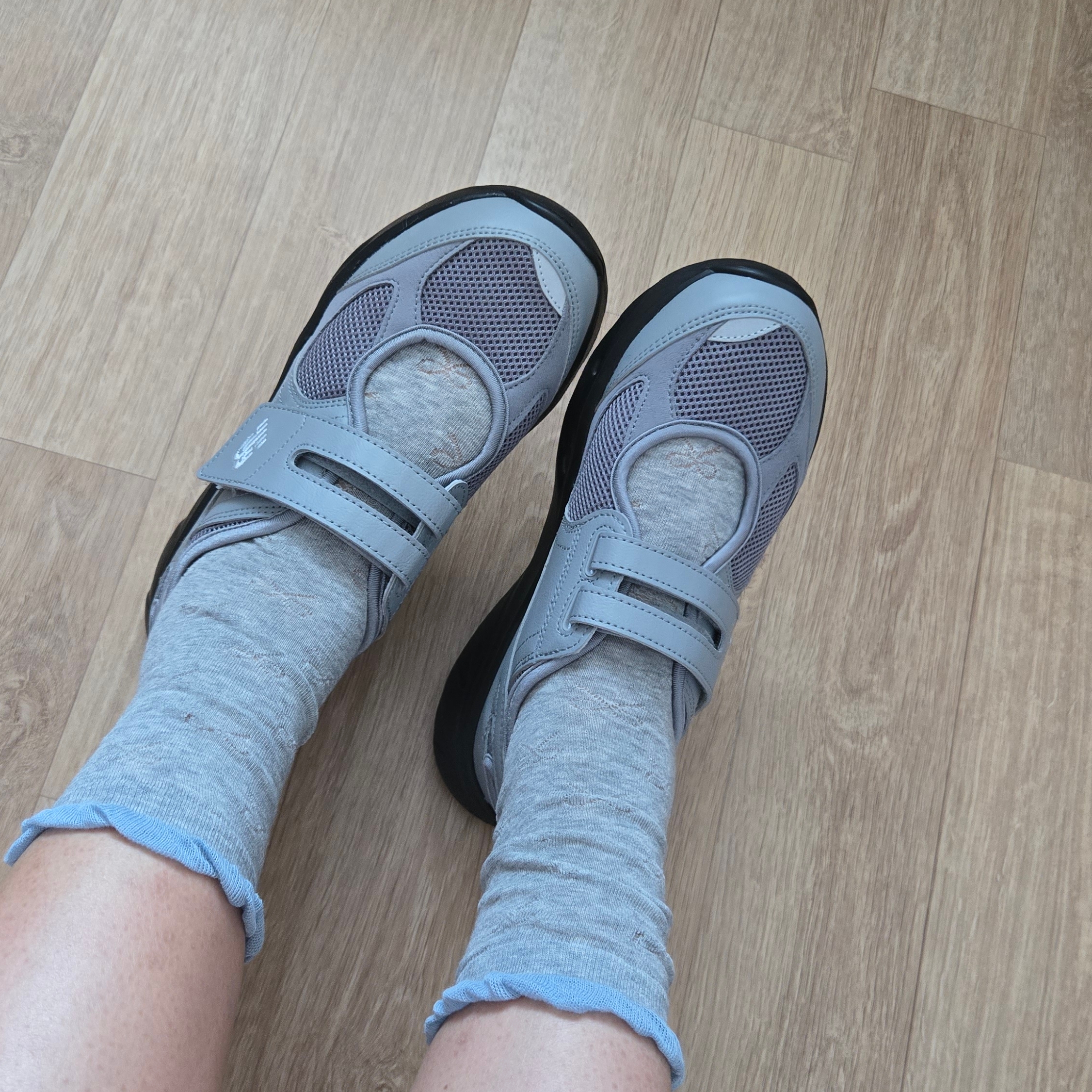 (W) New Balance Breeze SD2202 Gray 착용 스타일