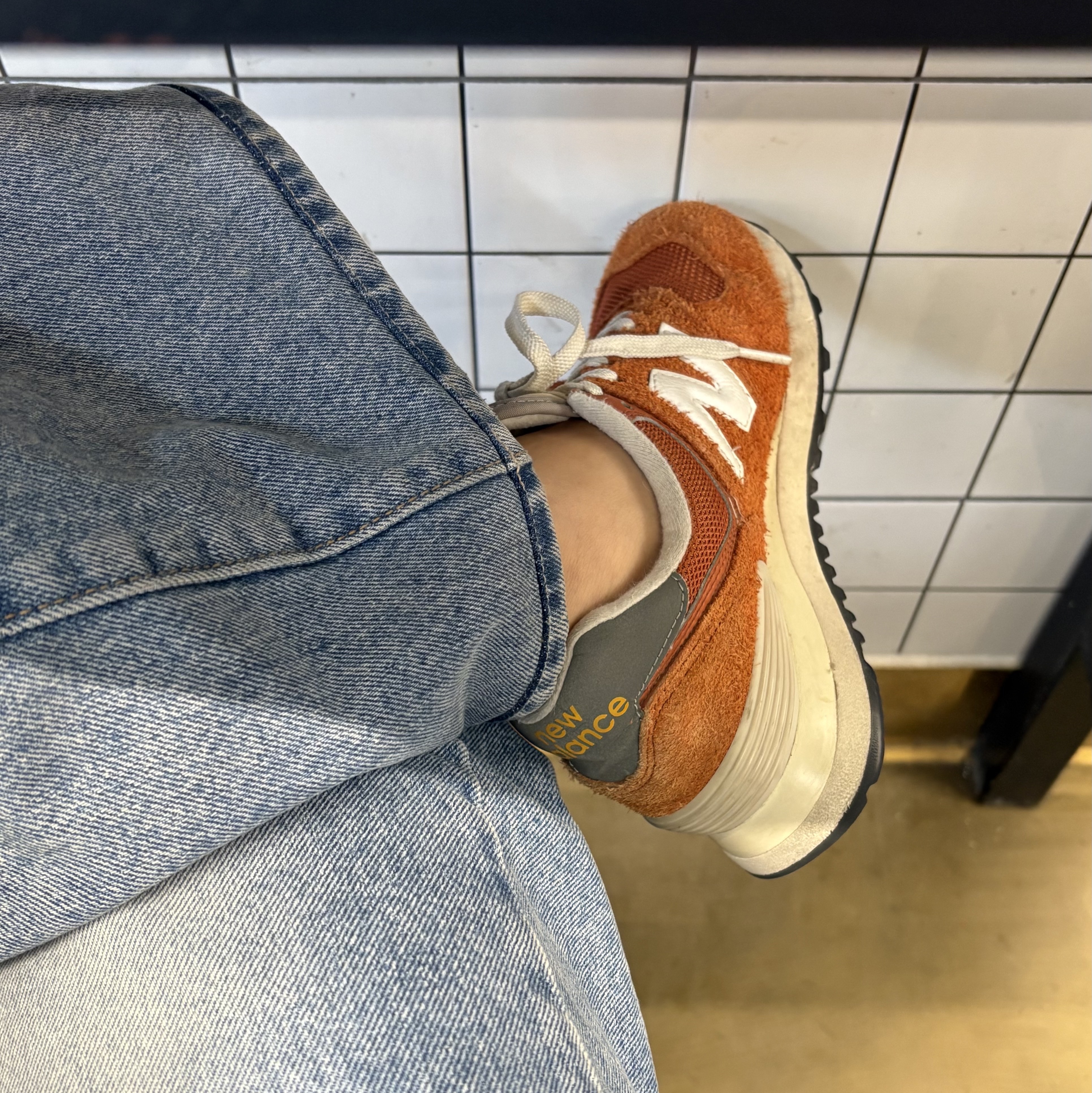 New Balance 574 Heritage Orange Burst White 착용 스타일 - 2
