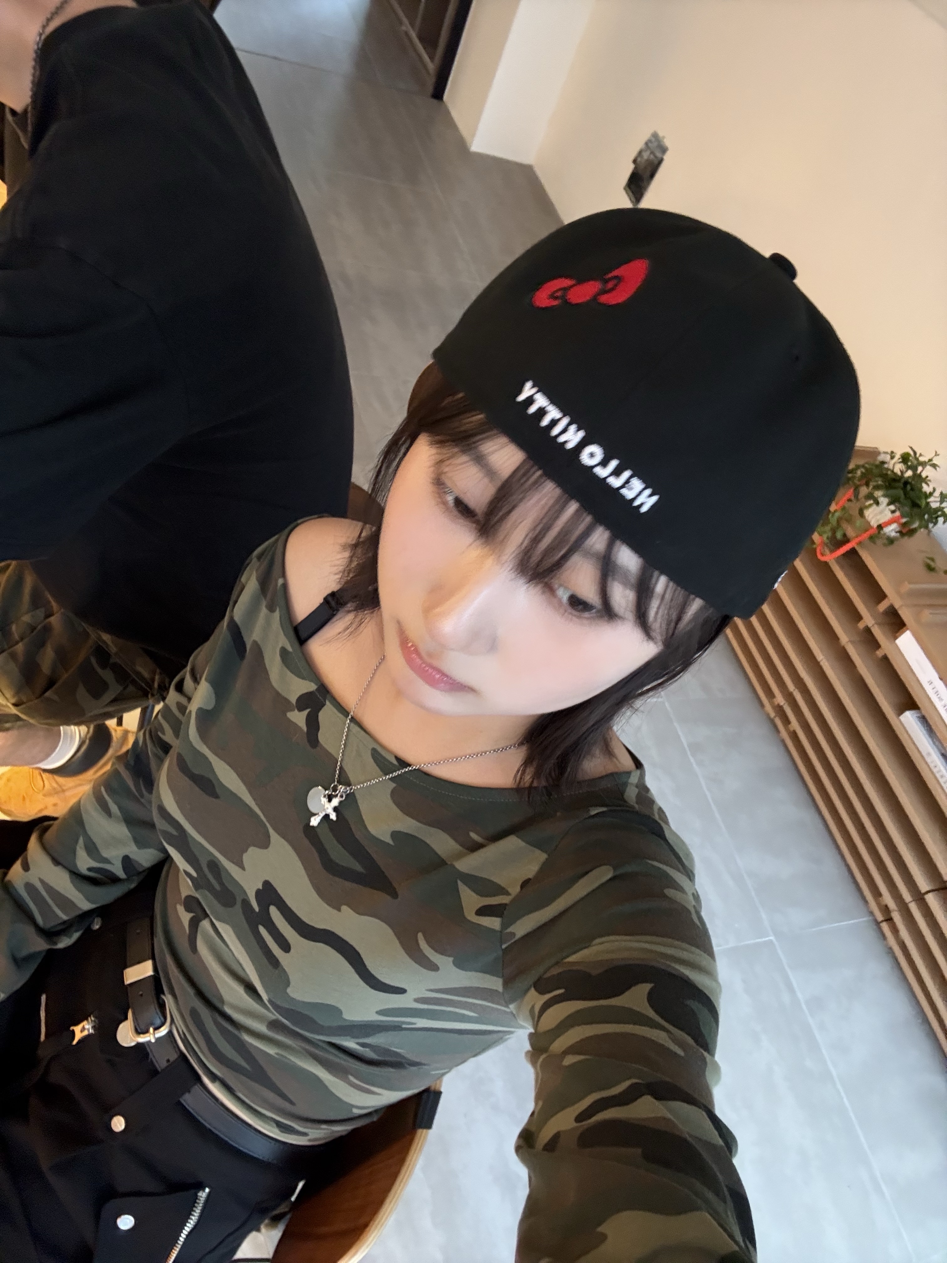 New Era x Hello Kitty Size Cap Black, Suade Pattern Crop Tee Camo 착용 스타일