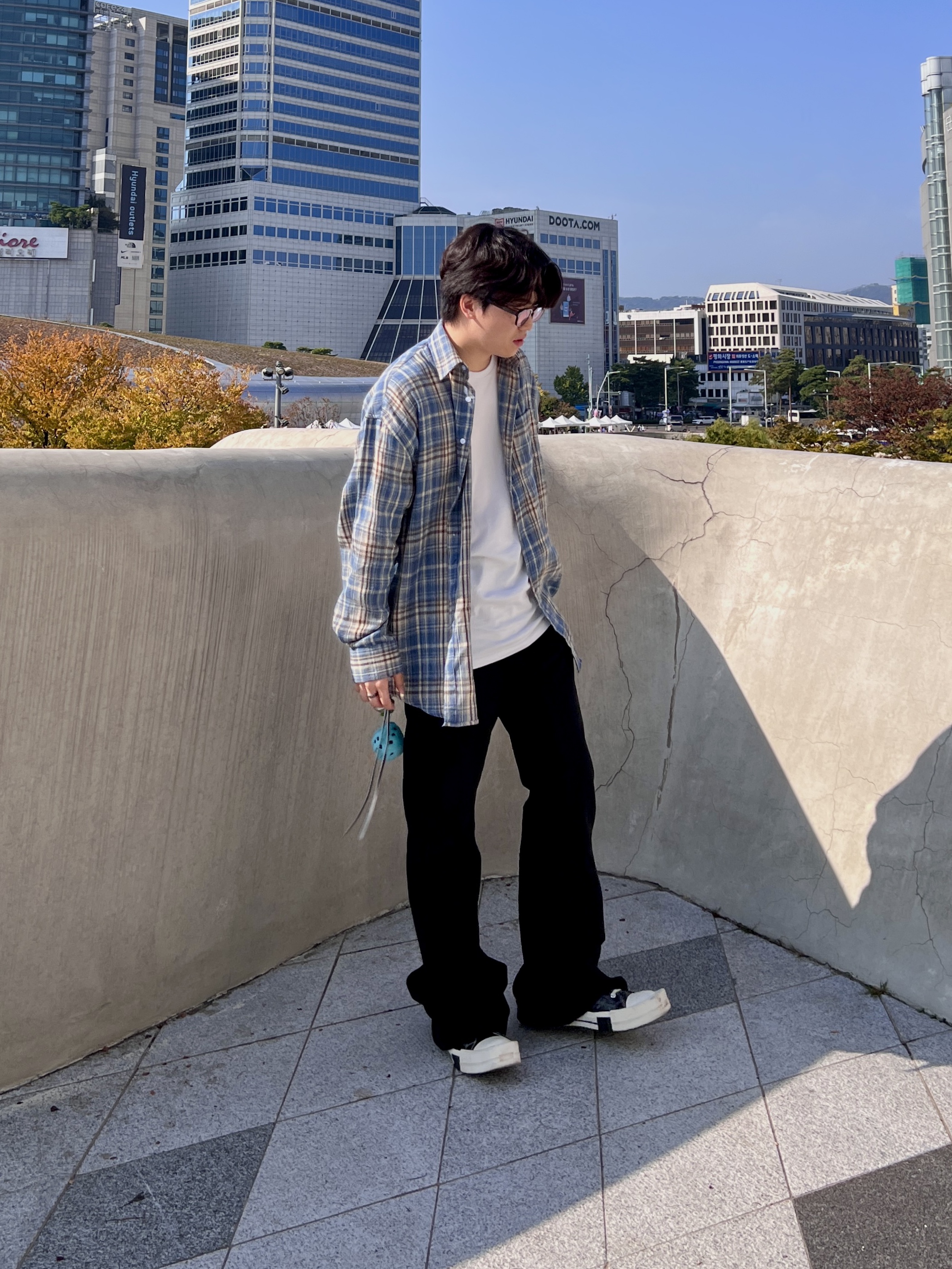 Converse x Drkshdw Turbodrk Chuck 70 Hi Black Lacquered Denim, Stussy Fuzzy Dice Keychain Teal 착용 스타일 - 10