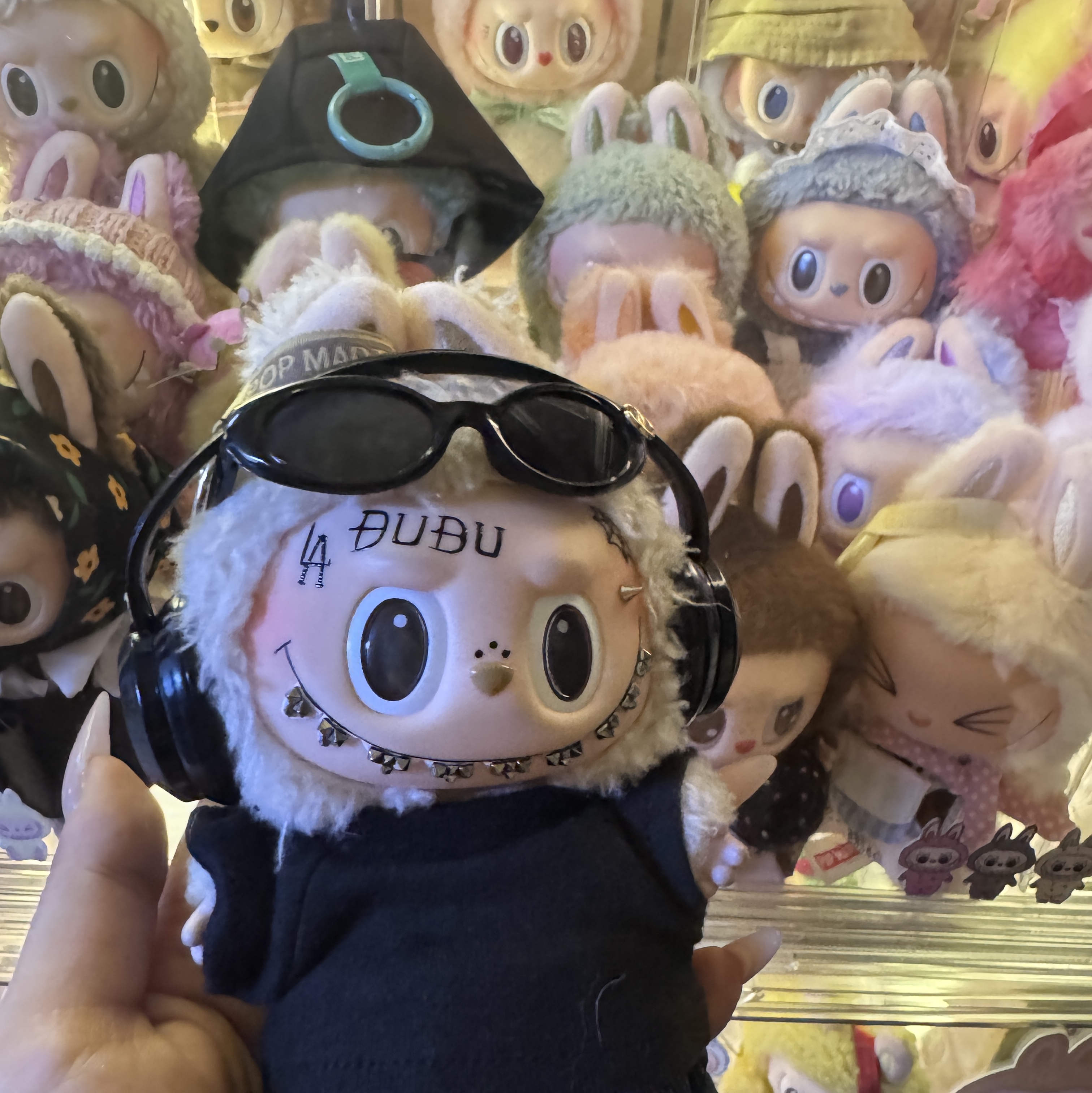Pop Mart Labubu The Monsters Labubu Tasty Macarons Series Soymilk Keyring 착용 스타일