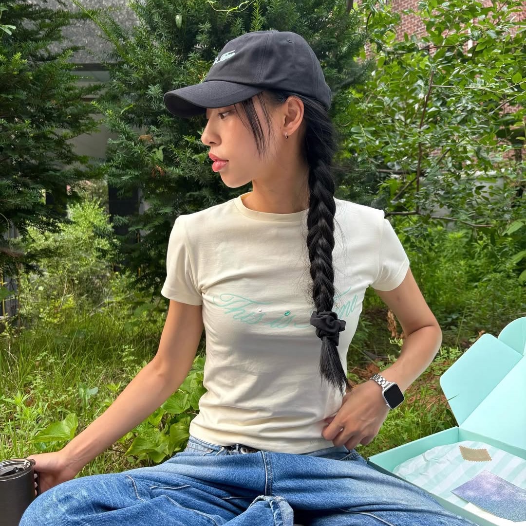 THIS IS FINE Cropped Signature Tee Cream, THIS IS FINE Signature Ball Cap Black 착용 스타일 - 3