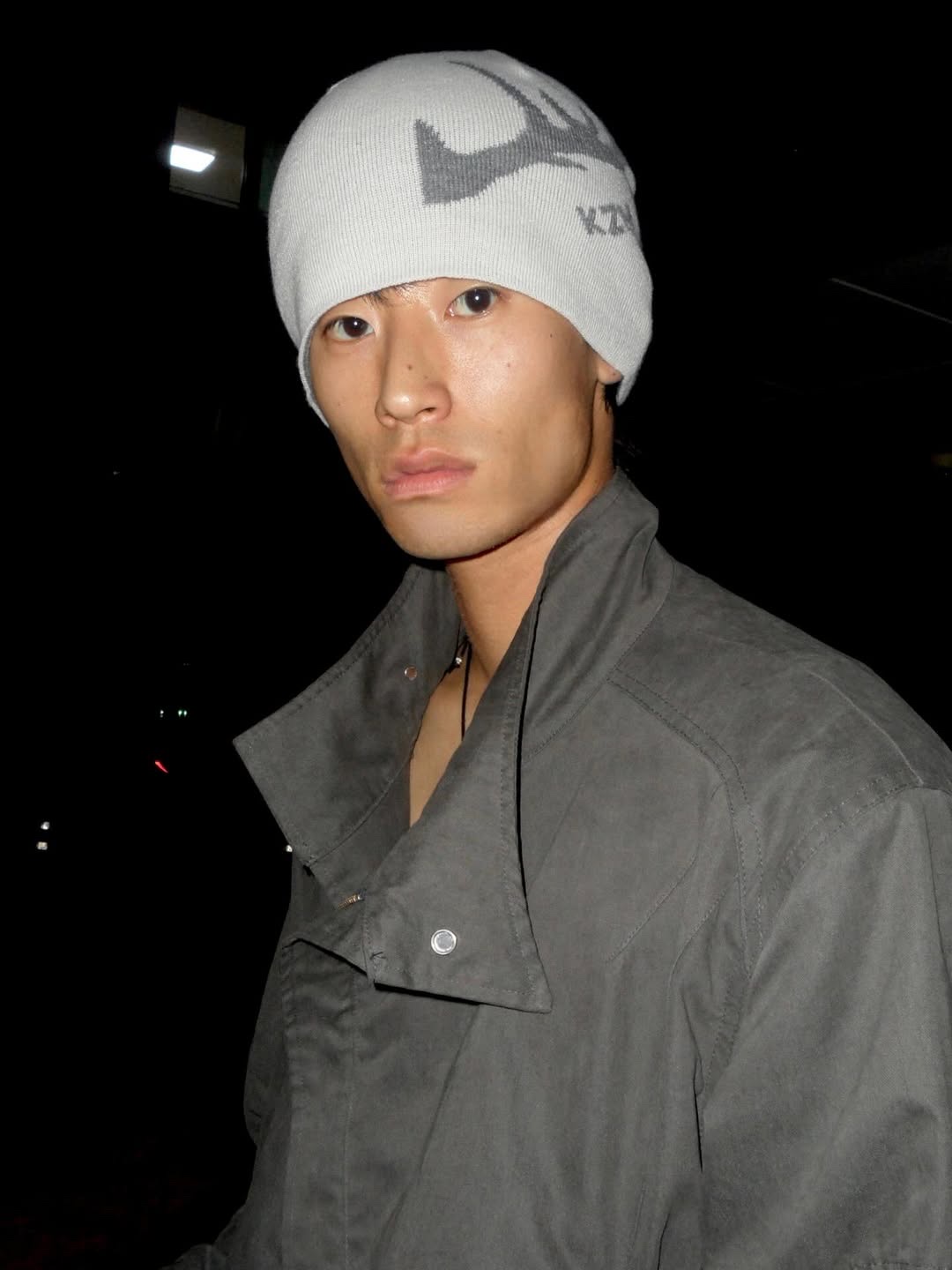 KZM Antler Skull Cap Light Grey 착용 스타일