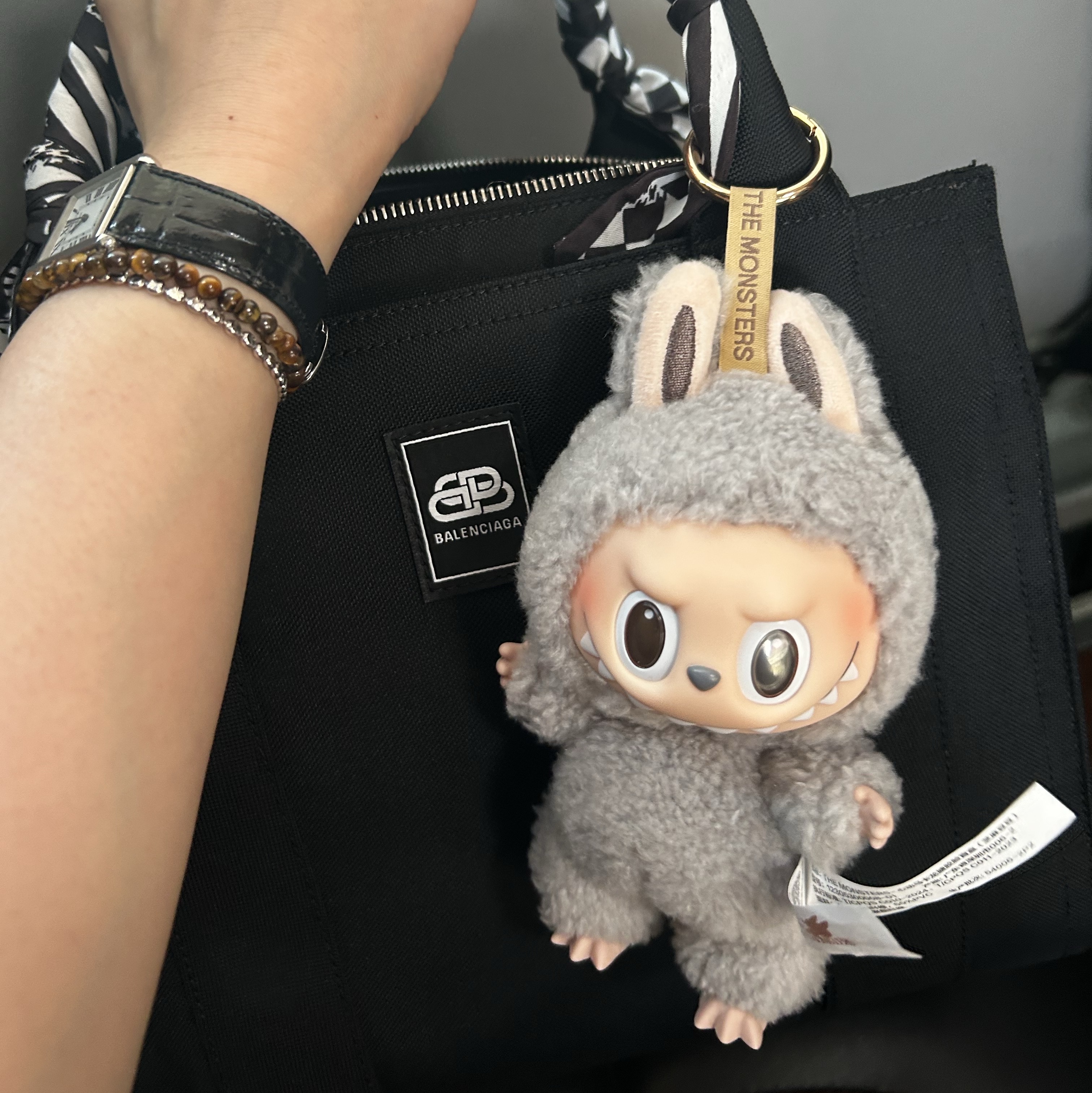 Pop Mart Labubu The Monsters Labubu Tasty Macarons Series Sesame Bean Keyring (Opened Case) 착용 스타일