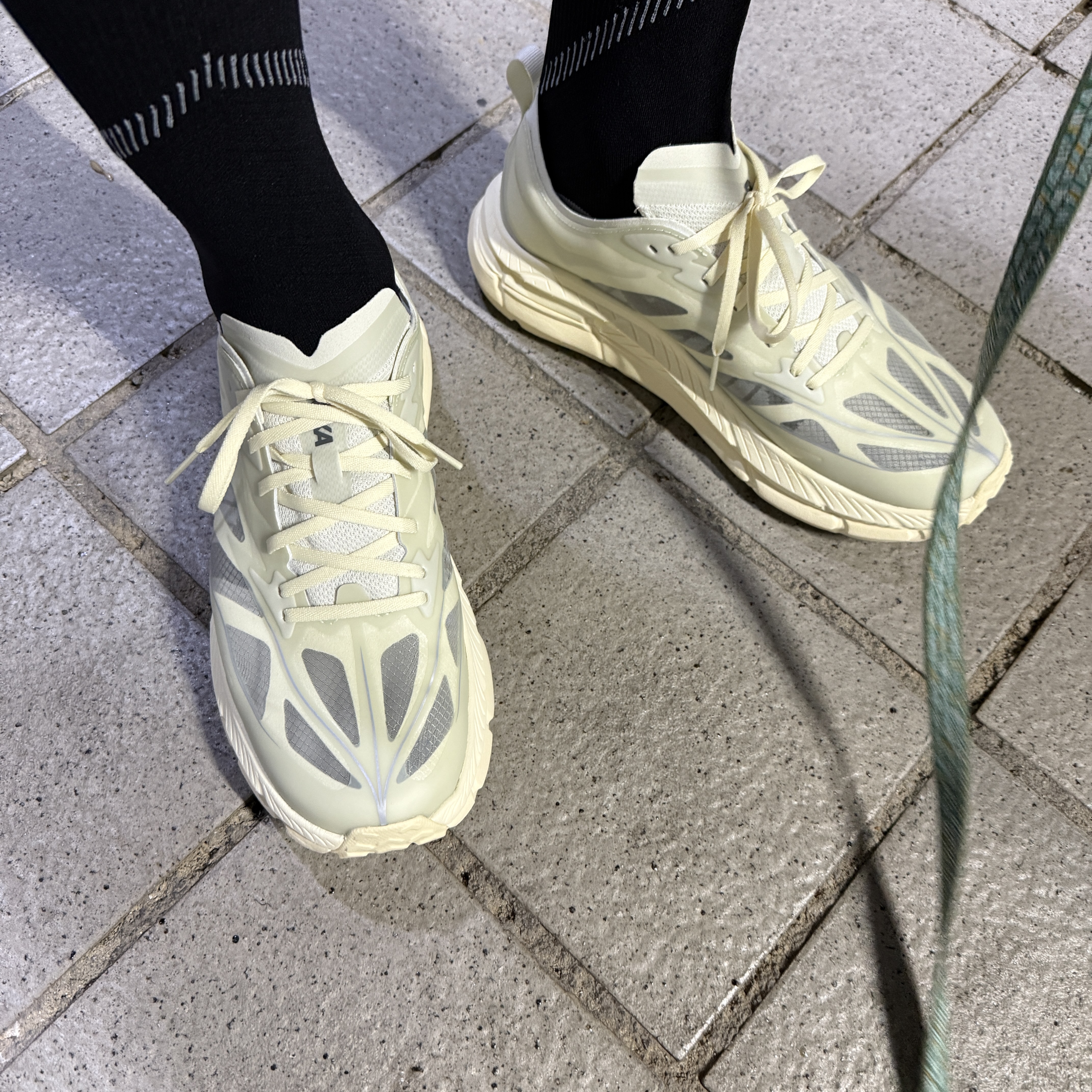 Hoka Mafate Speed 4 Lite Truffle Salt Vintage Yellow 착용 스타일 - 1