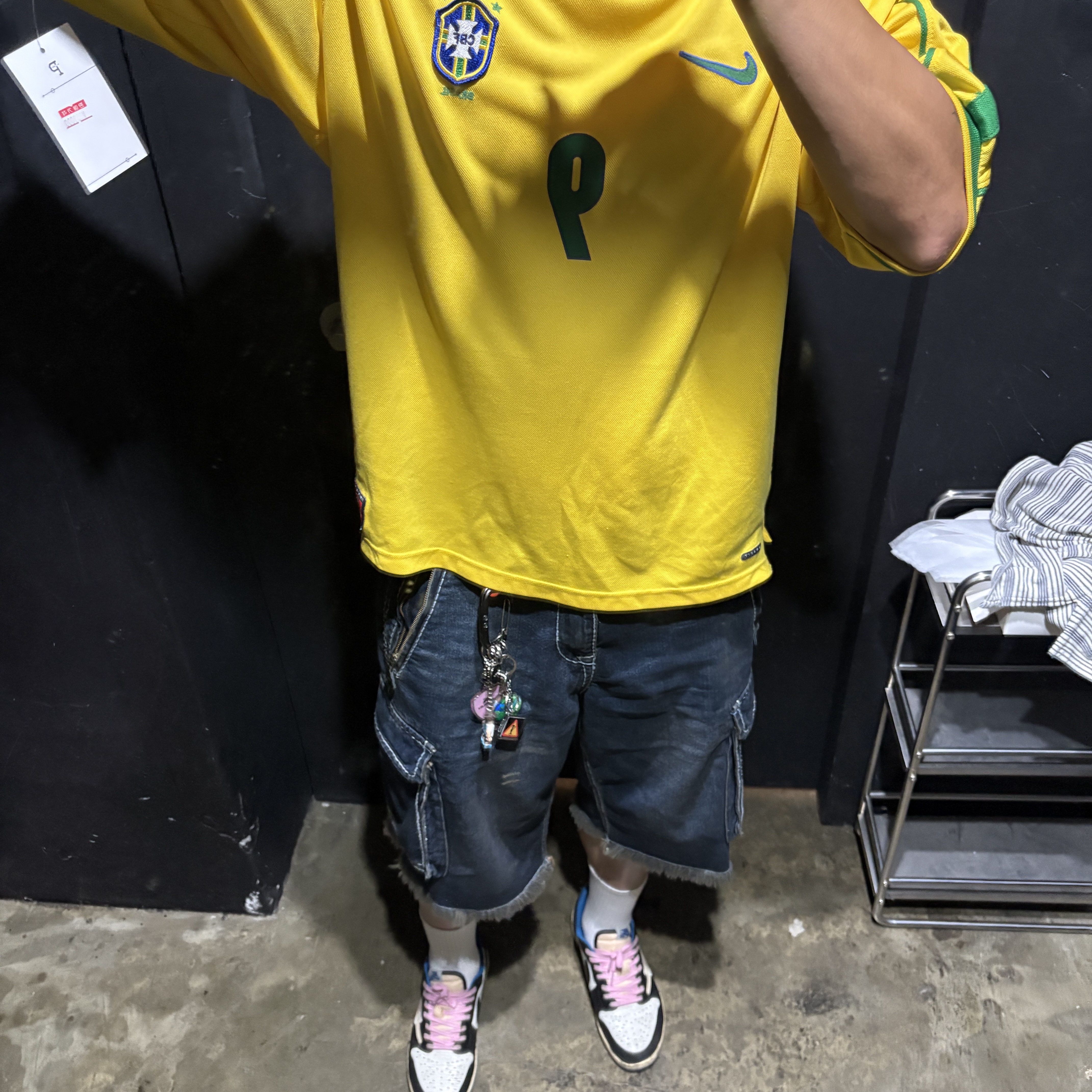 Nike Brazil 1998 Reissue Soccer Replica Jersey Varsity Maize Ronaldo (Marking Ver.), Jordan 1 x Travis Scott x Fragment Retro Low OG SP Military Blue 착용 스타일 - 3