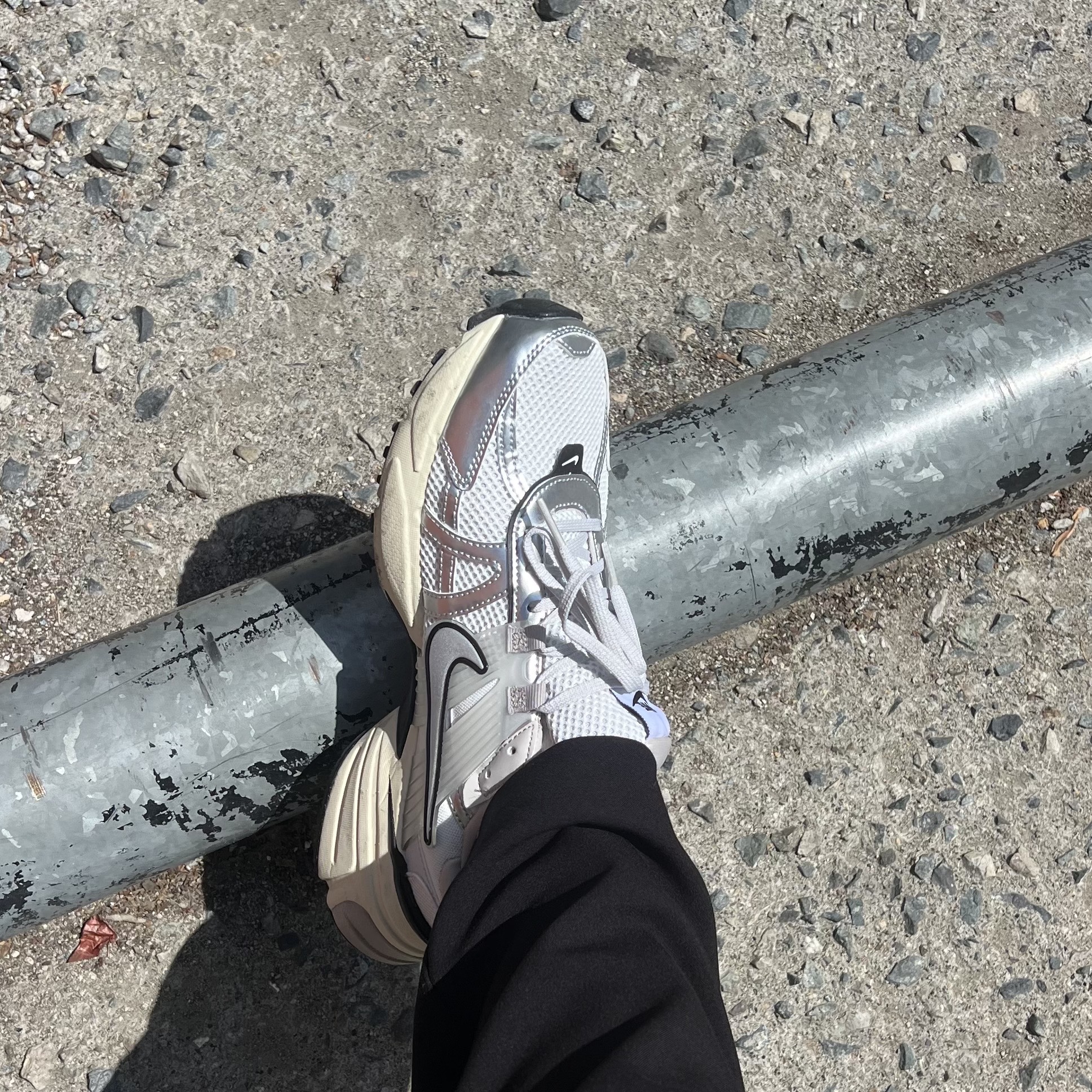 Nike V2K Run Pure Platinum Light Iron Ore 착용 스타일