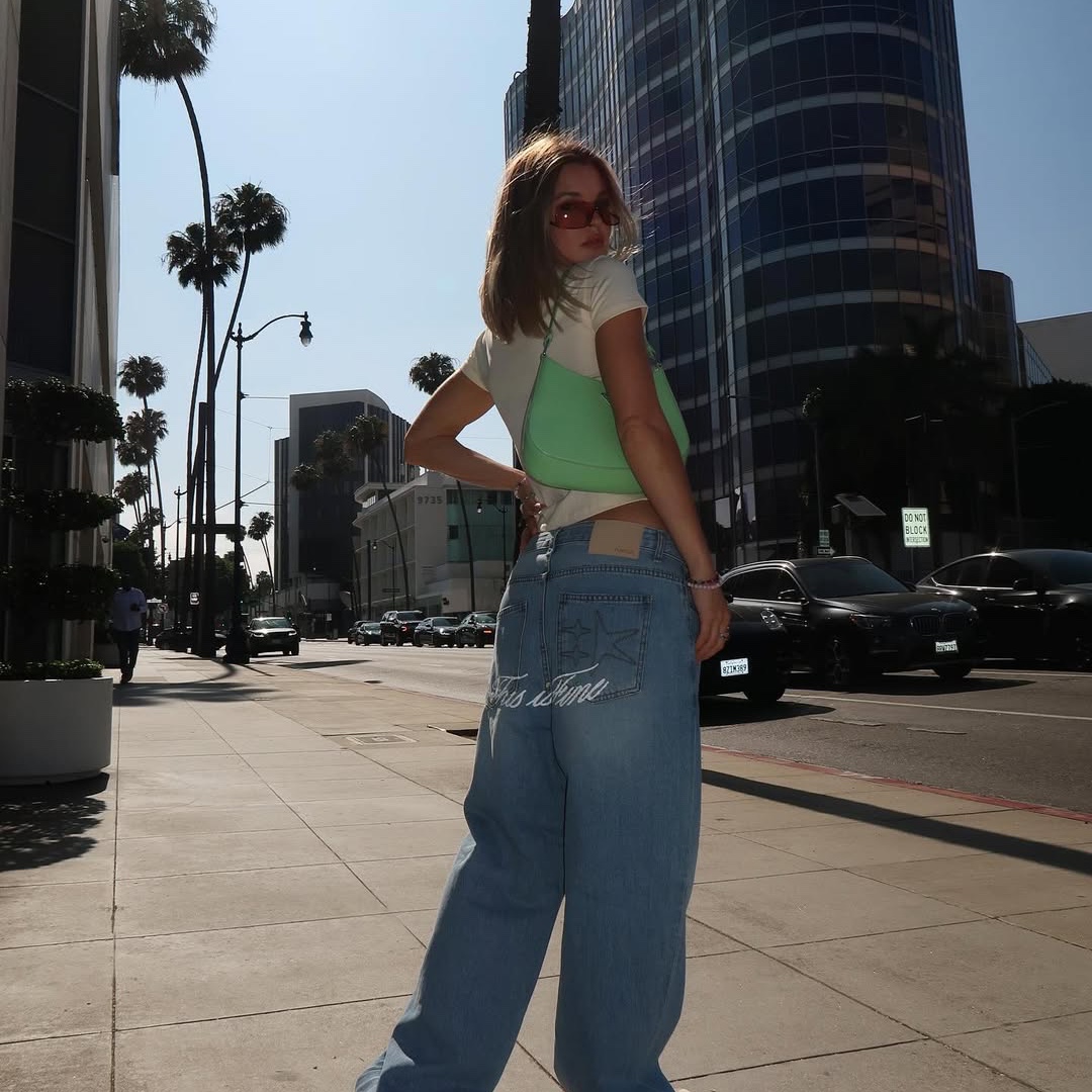 THIS IS FINE x FUNFLEX Relaxed Signature Jean Light Blue, THIS IS FINE Cropped Signature Tee Yellow 착용 스타일 - 6