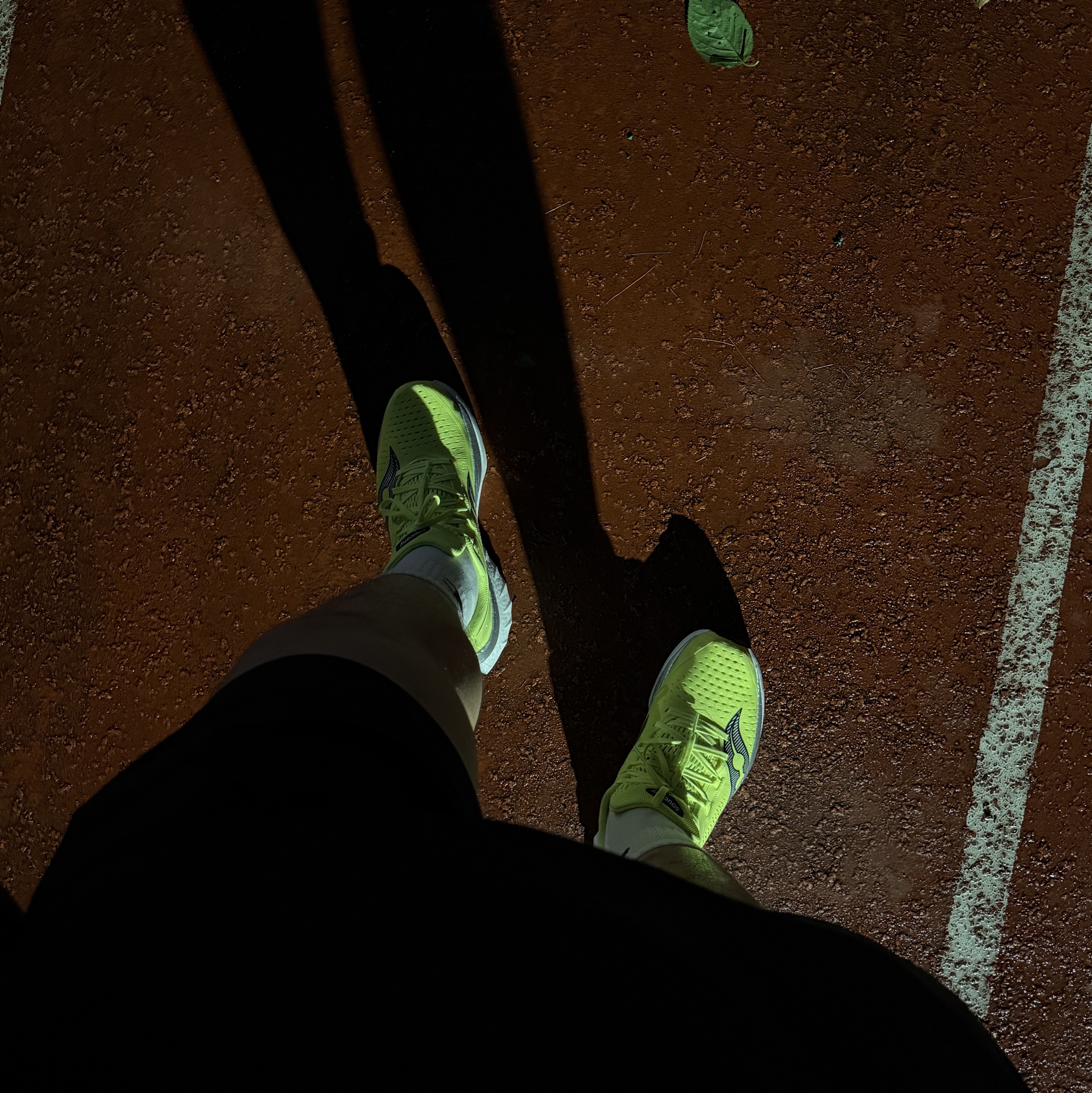 Saucony Endorphin Speed 4 Citron Navy 착용 스타일 - 2