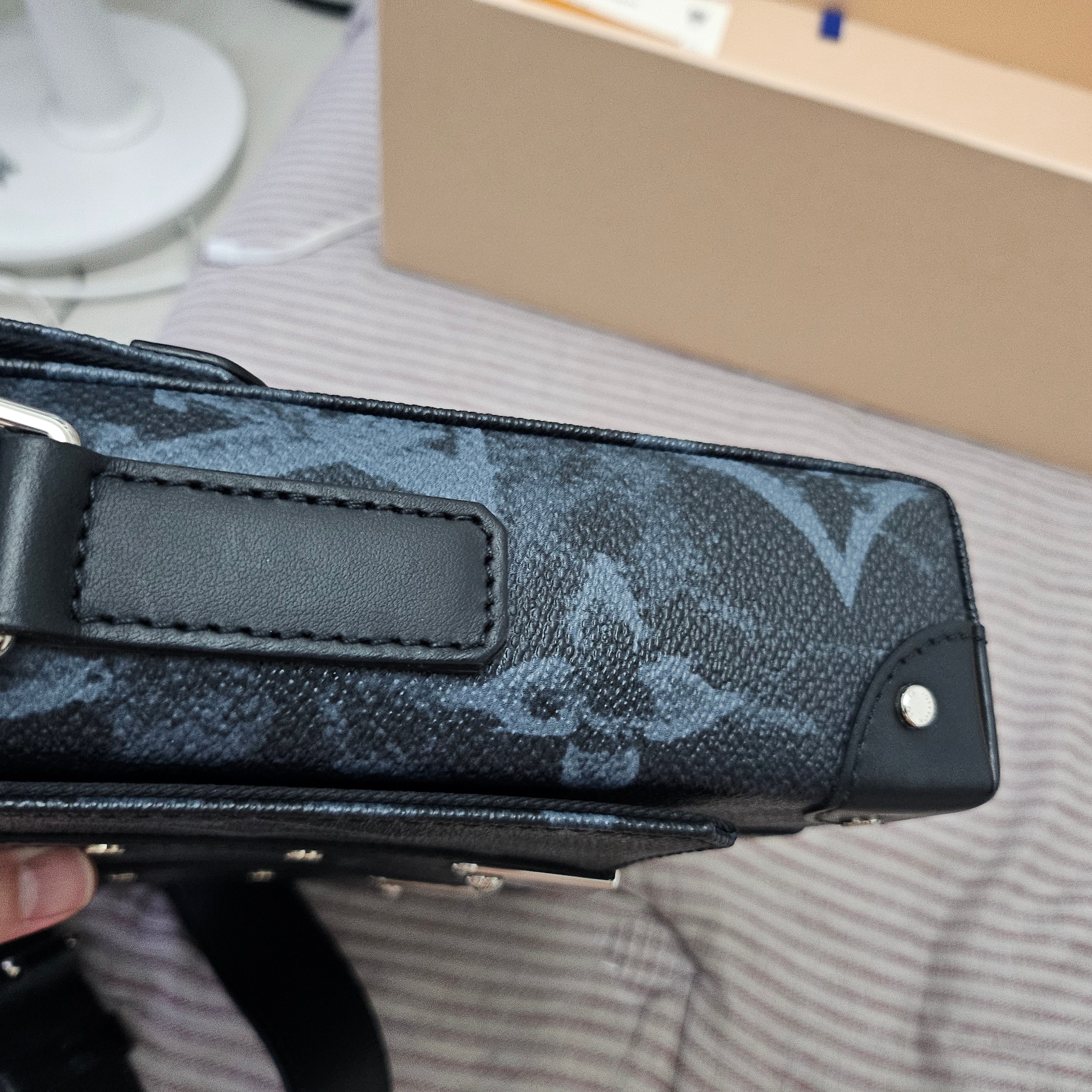 Louis Vuitton Trunk Messenger Monogram Eclipse 착용 스타일 - 3