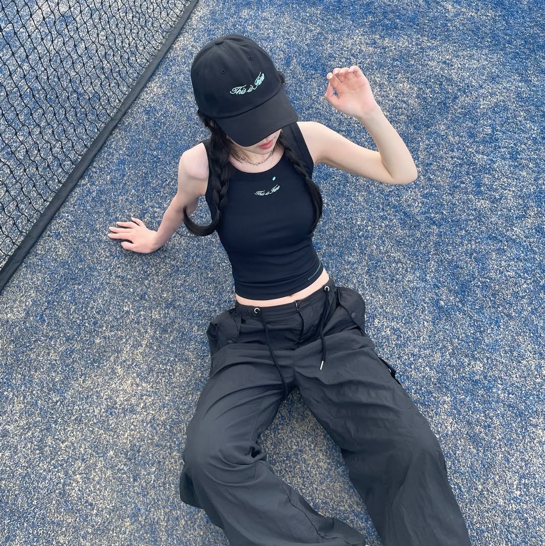 THIS IS FINE Ribbed Sleeveless Top Black, THIS IS FINE Signature Ball Cap Black 착용 스타일 - 1
