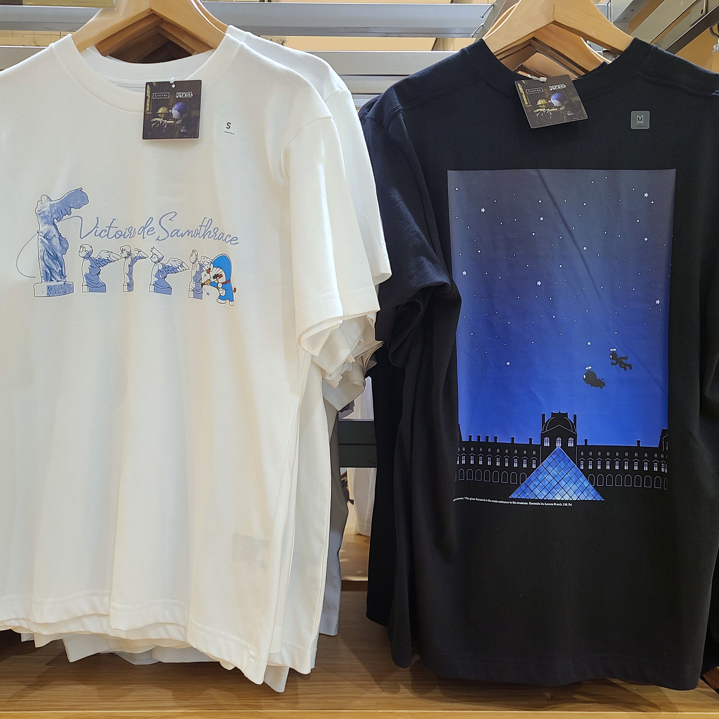 Uniqlo UT x Louvre x Doraemon Graphic T-Shirt D Black - KR Sizing, Uniqlo UT x Louvre x Doraemon Graphic T-Shirt B White - KR 착용 스타일 - 2