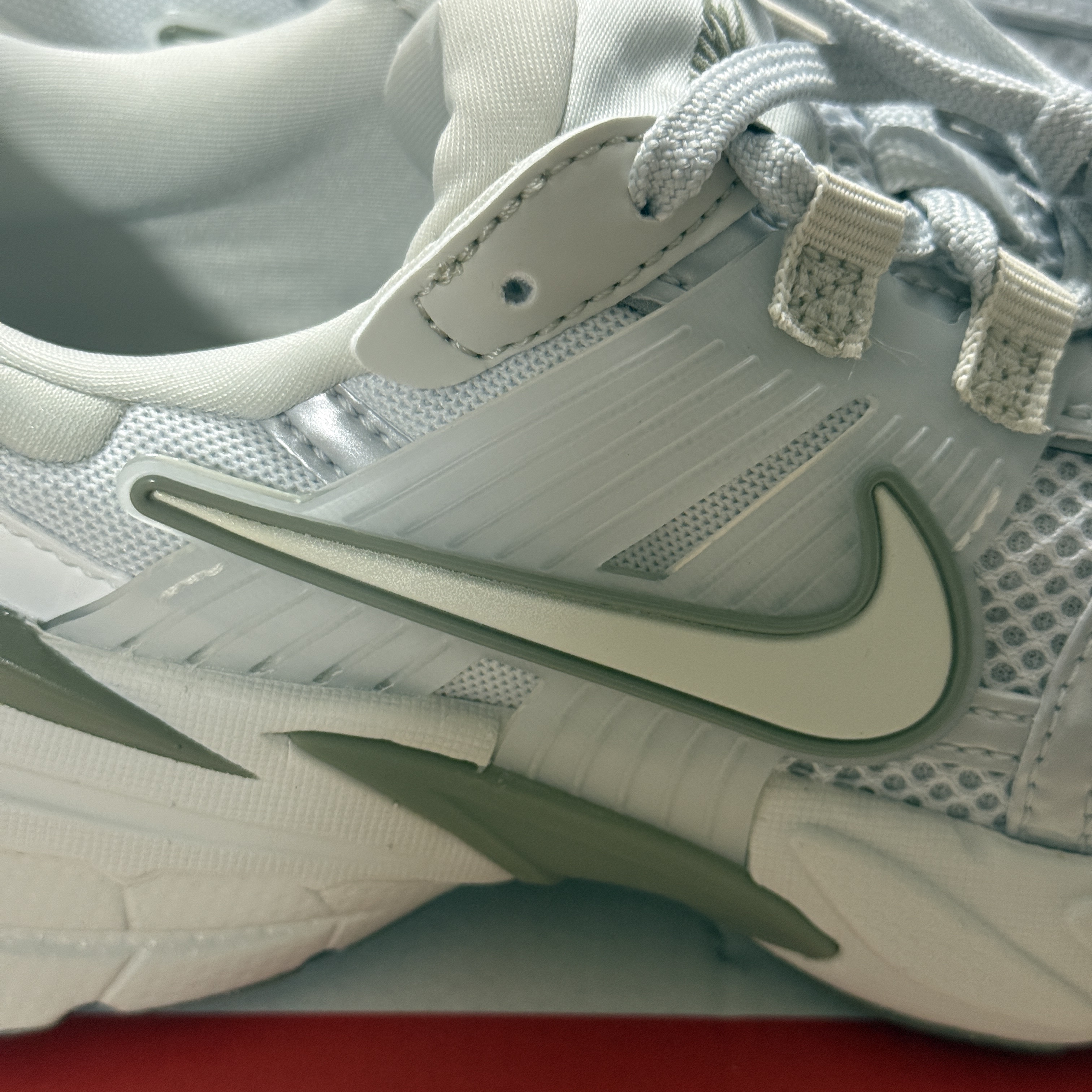 (W) Nike V2K Run Photon Dust Summit White 착용 스타일 - 7