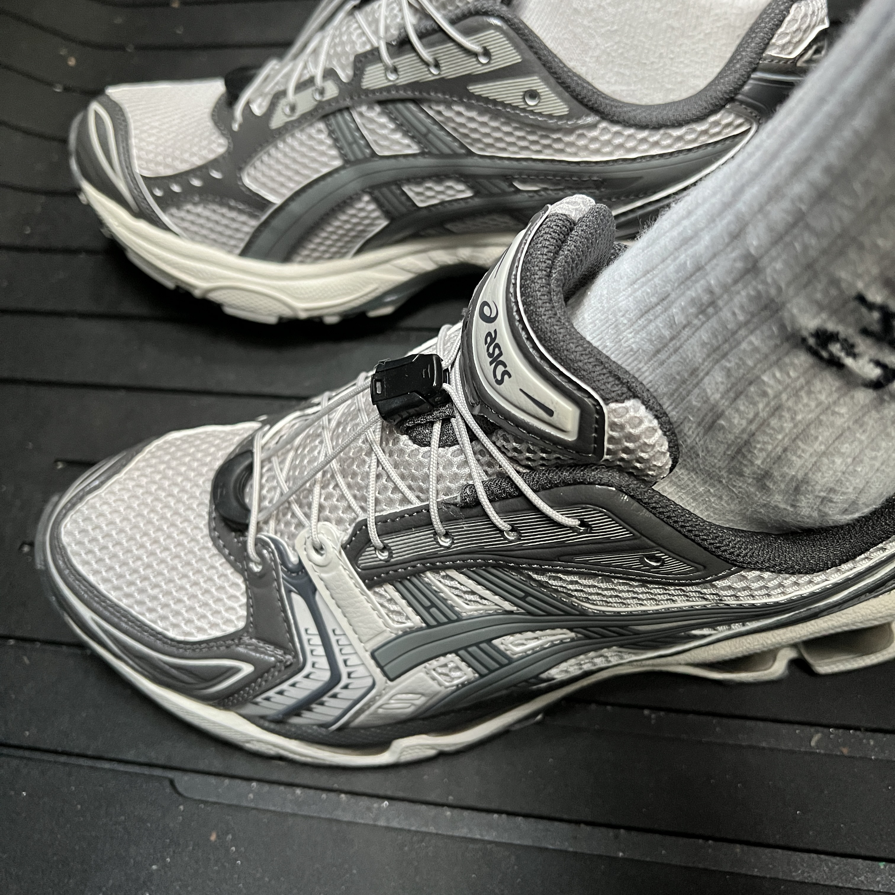 Asics Unlimited Gel-Kayano 14 Oyster Grey Clay Grey 착용 스타일