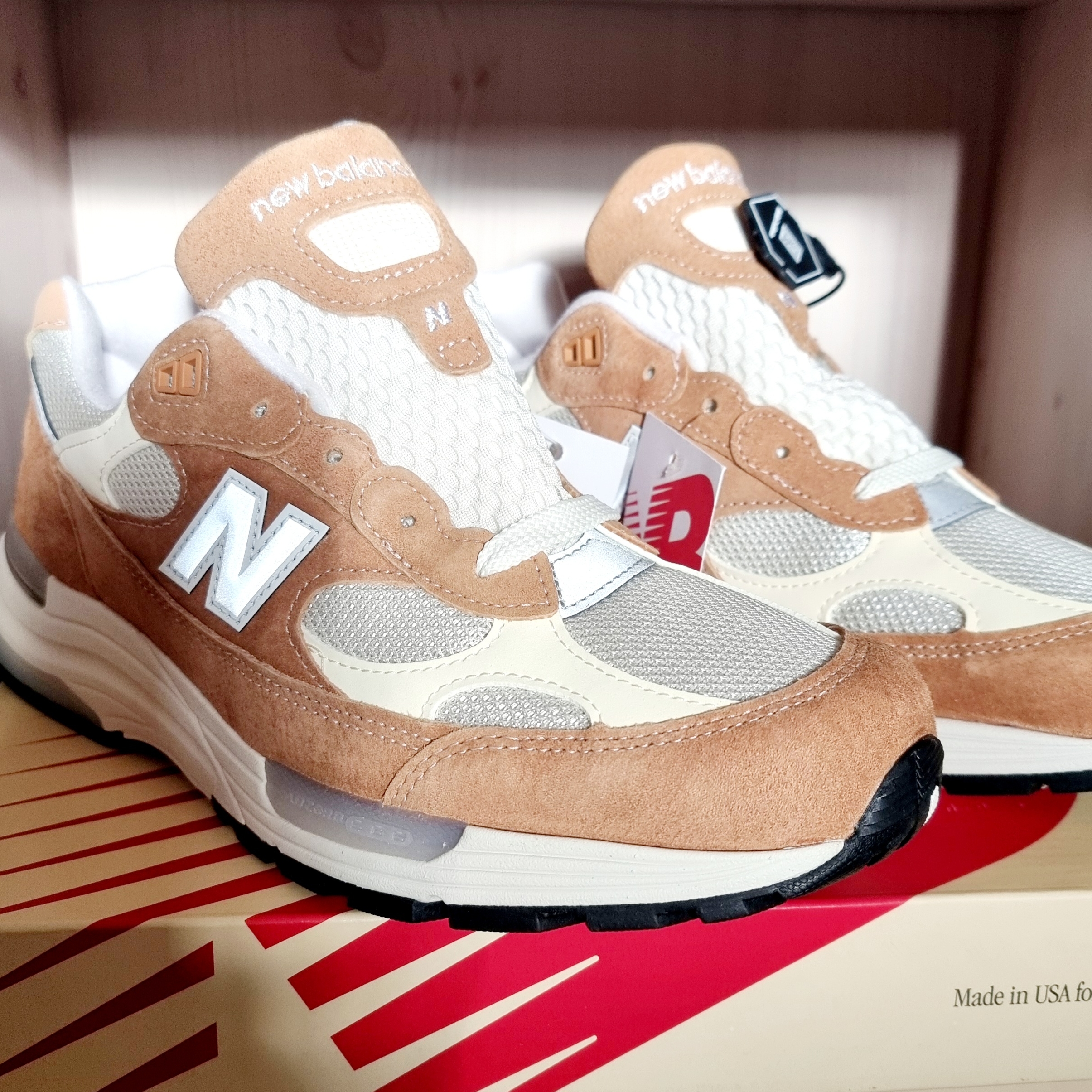 New Balance 992 Made in USA Sweet Caramel Calcium 착용 스타일 - 1