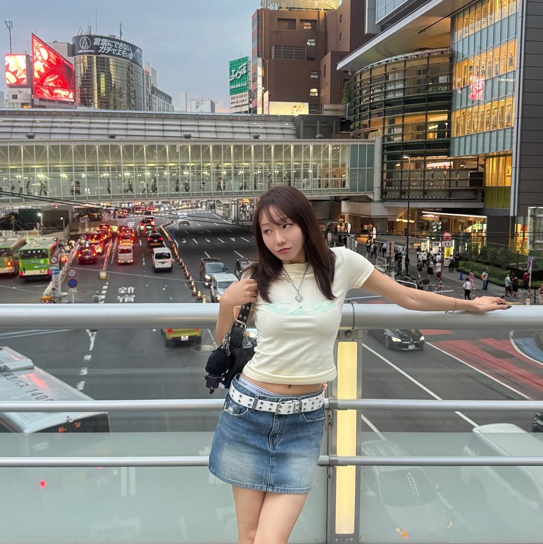 THIS IS FINE Cropped Signature Tee Cream, THIS IS FINE Signature Ball Cap Black 착용 스타일 - 3