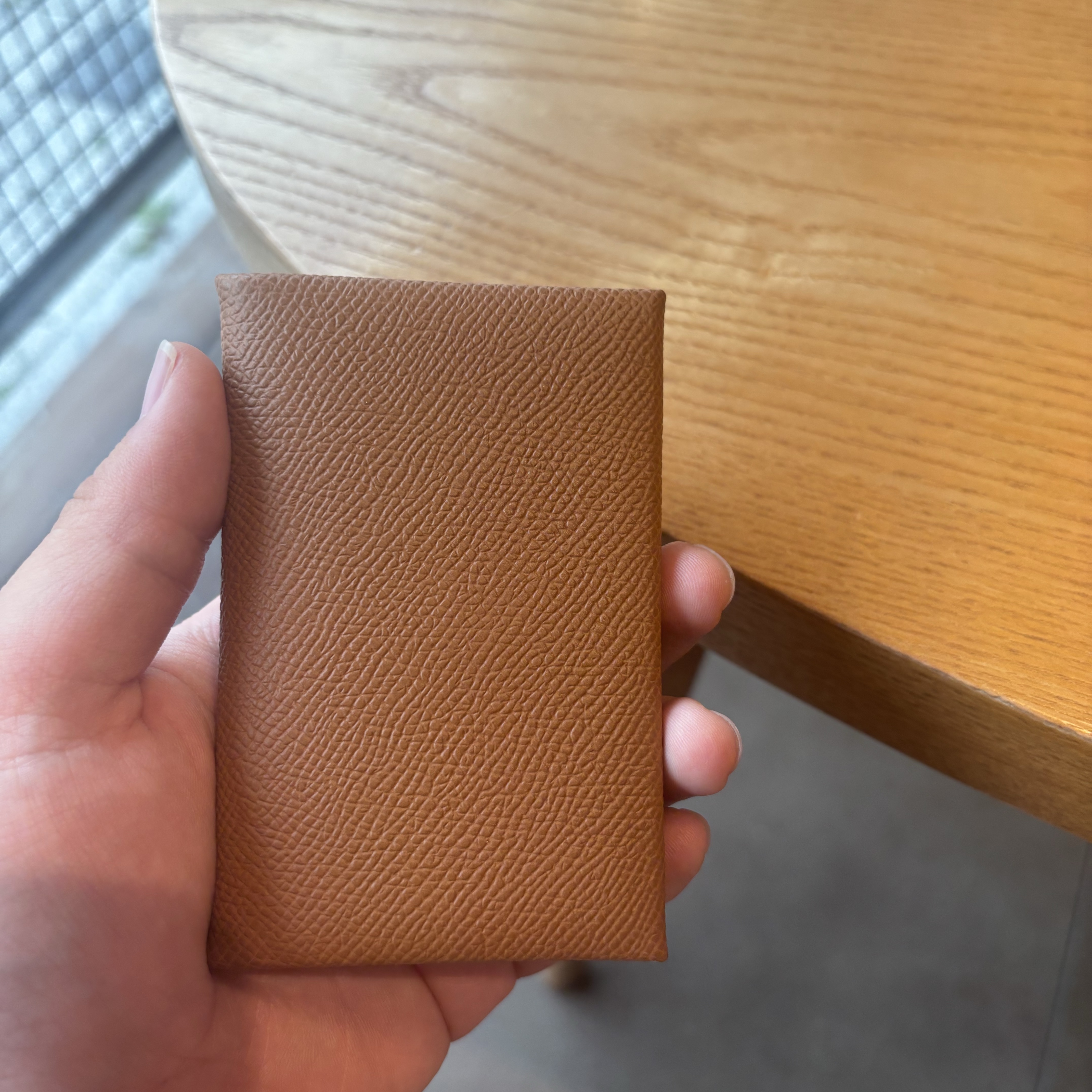 Hermes Calvi Card Holder Epsom & Palladium Gold 착용 스타일