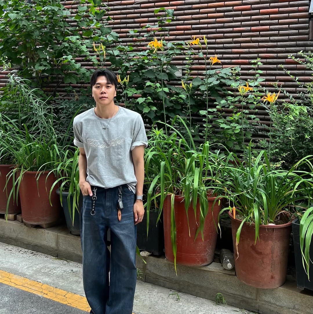 THIS IS FINE Oversized Signature Tee Sportif Gray, THIS IS FINE Signature Ball Cap Black 착용 스타일 - 1
