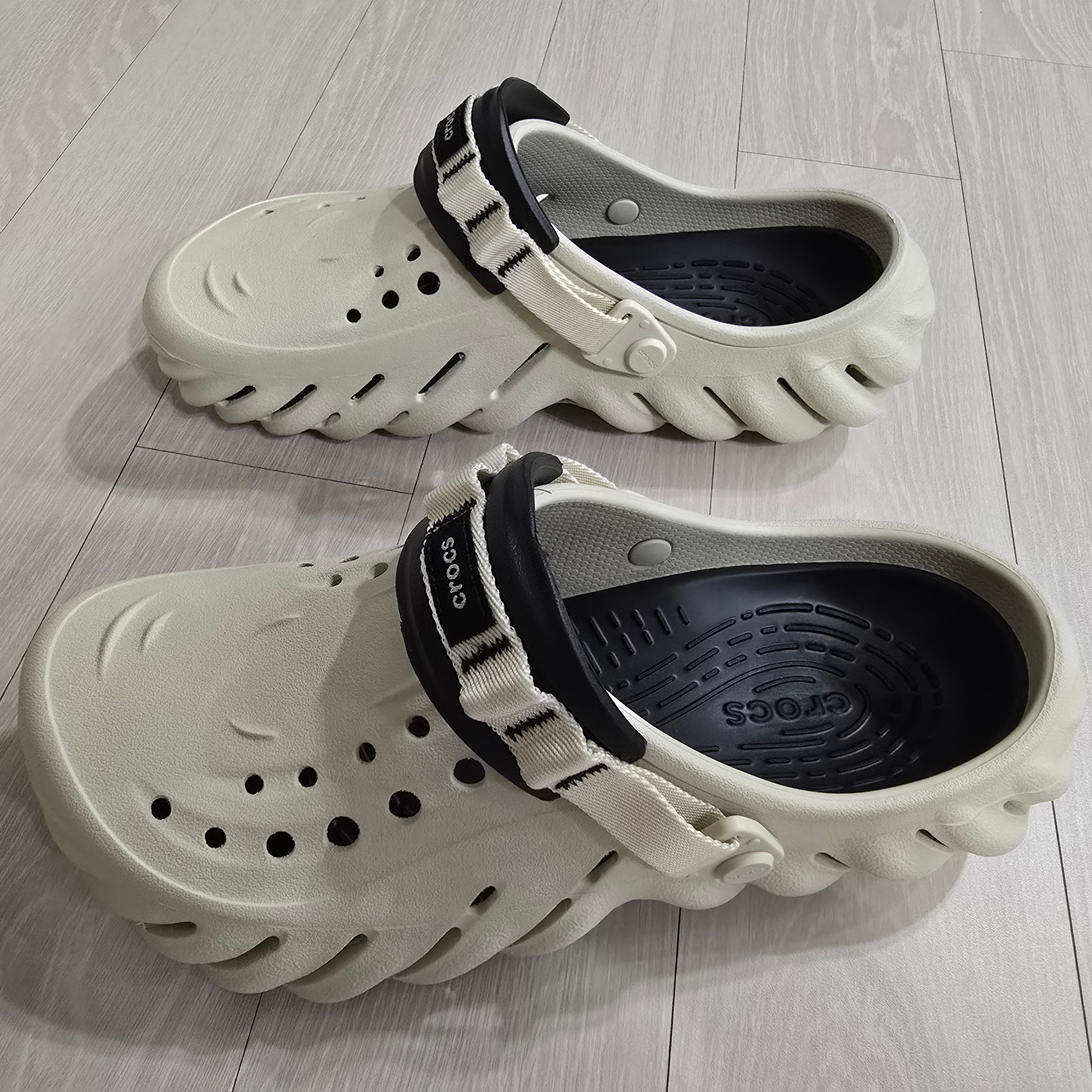 Crocs Echo Clog Bone Black 착용 스타일 - 1