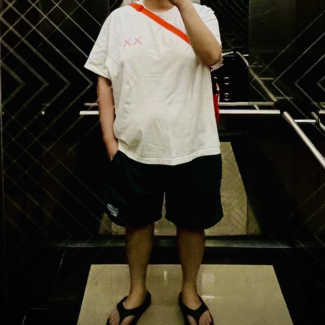 Oofos OOriginal Black, Uniqlo UT x Kaws Short Sleeve Graphic T-Shirt White 착용 스타일