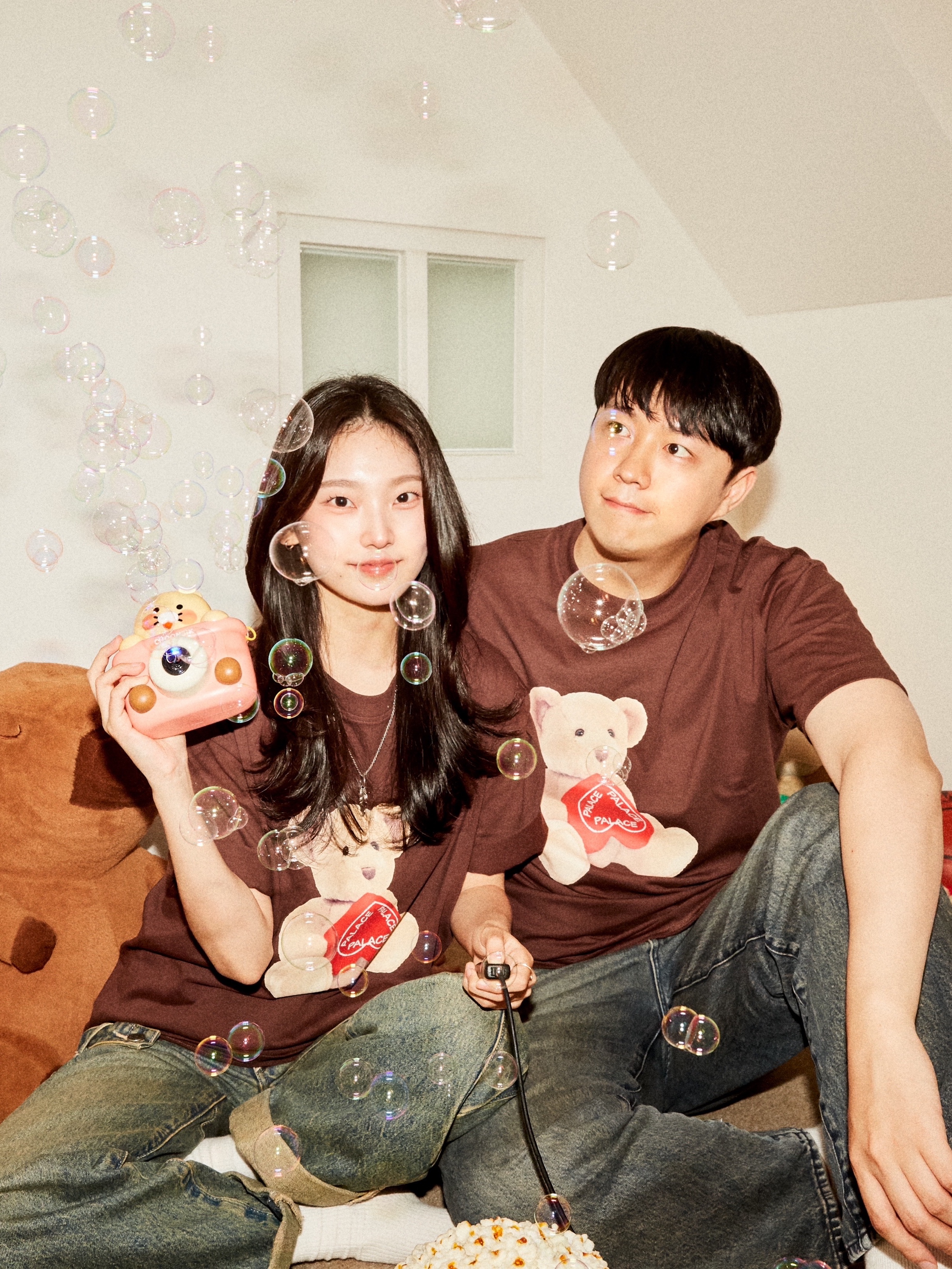 Palace Teddy T-Shirt Nice Brown - 24SS, [KREAM 단독] ADSB Andersson Bell x Levi's Women Overlay Jean Tinted Indigo - 24FW 착용 스타일 - 2