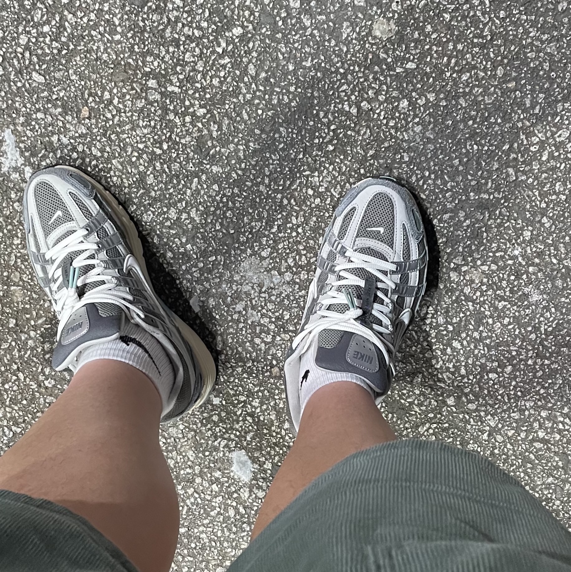 Nike P-6000 Flat Pewter Light Iron Ore 착용 스타일