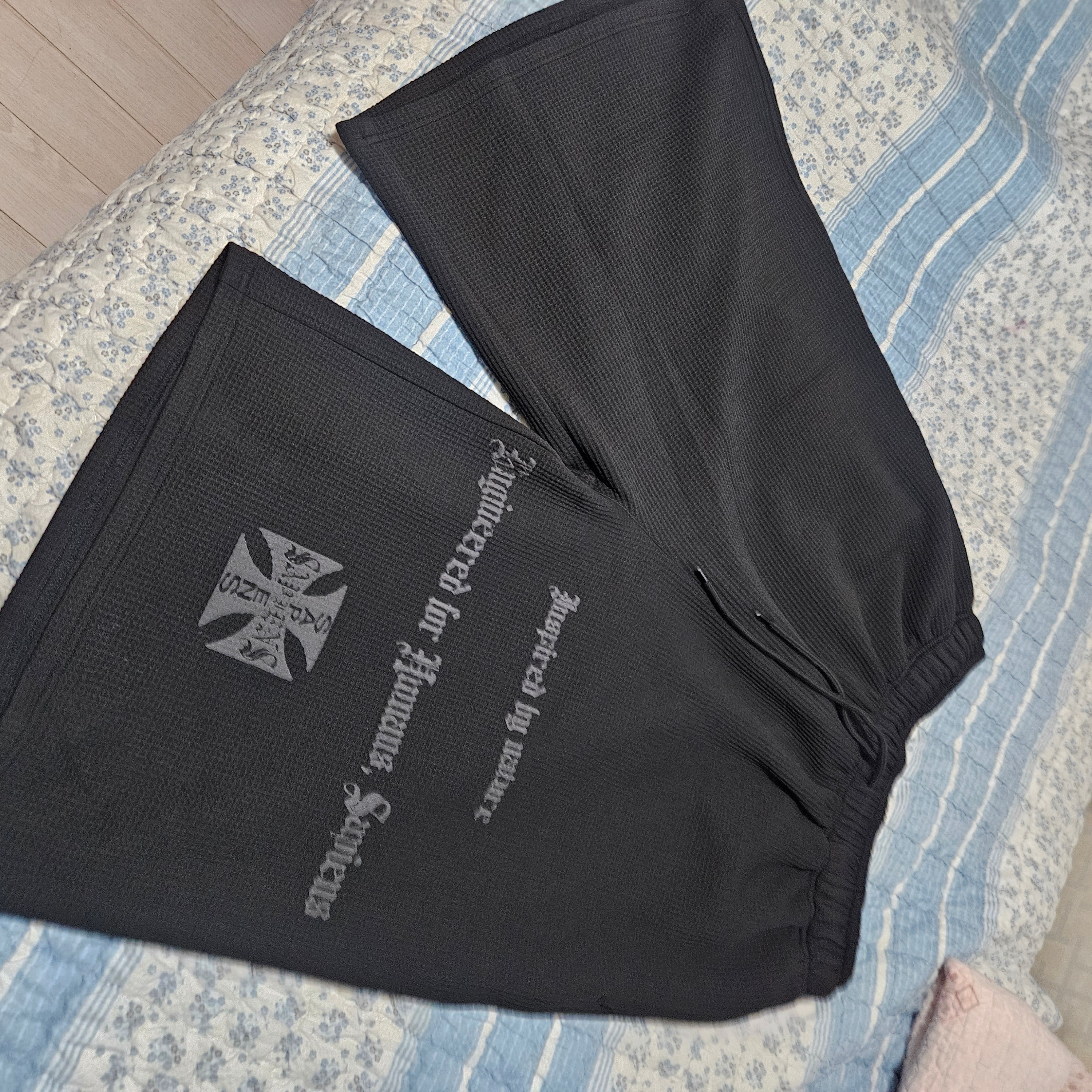 [KREAM 단독] Sapiens Engineered Waffle Over Fit Shorts Black 착용 스타일 - 2