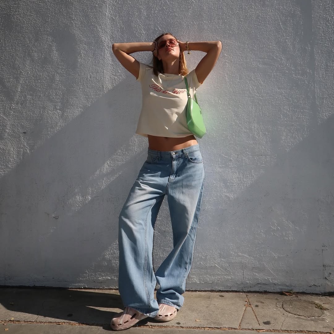 THIS IS FINE x FUNFLEX Relaxed Signature Jean Light Blue, THIS IS FINE Cropped Signature Tee Yellow 착용 스타일 - 8