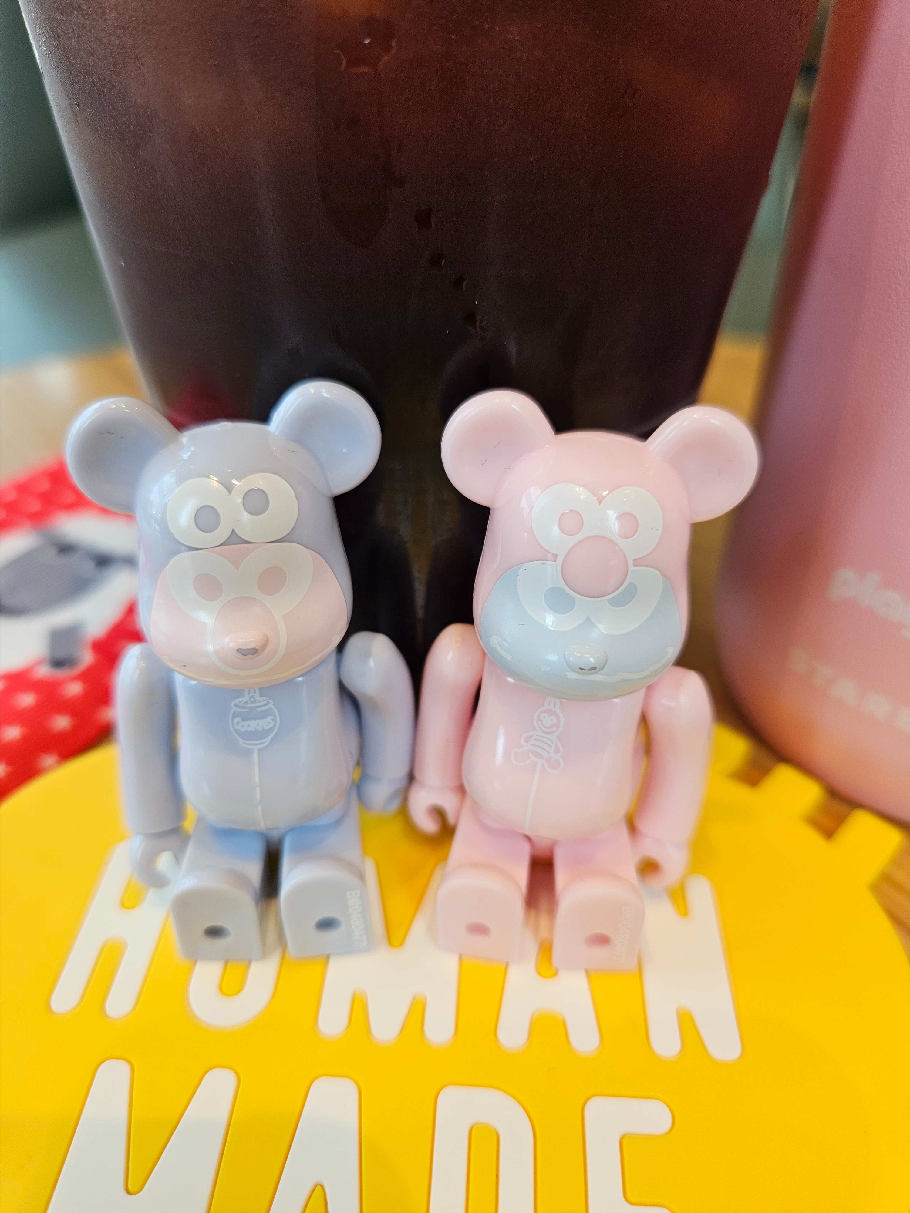Bearbrick Series 48 Sealed Case 100% (24 Blind Boxes), Human Made Heart Rubber Coaster Yellow 착용 스타일 - 2