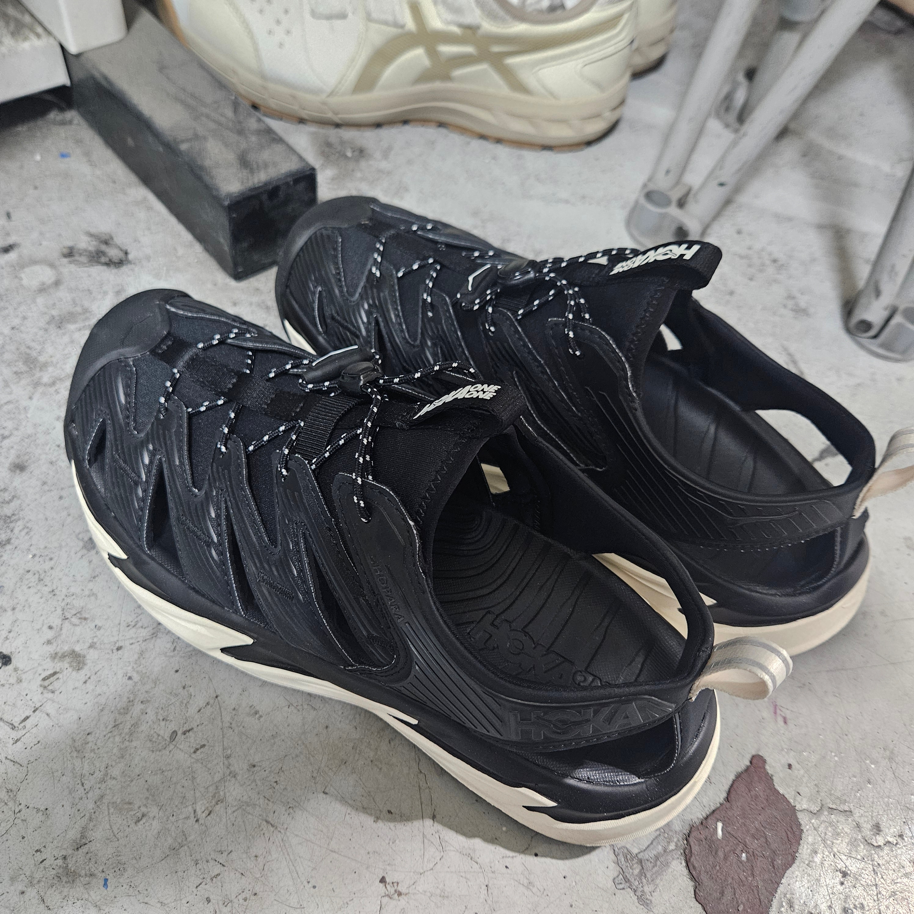 Hoka Hopara Black Alabaster 착용 스타일