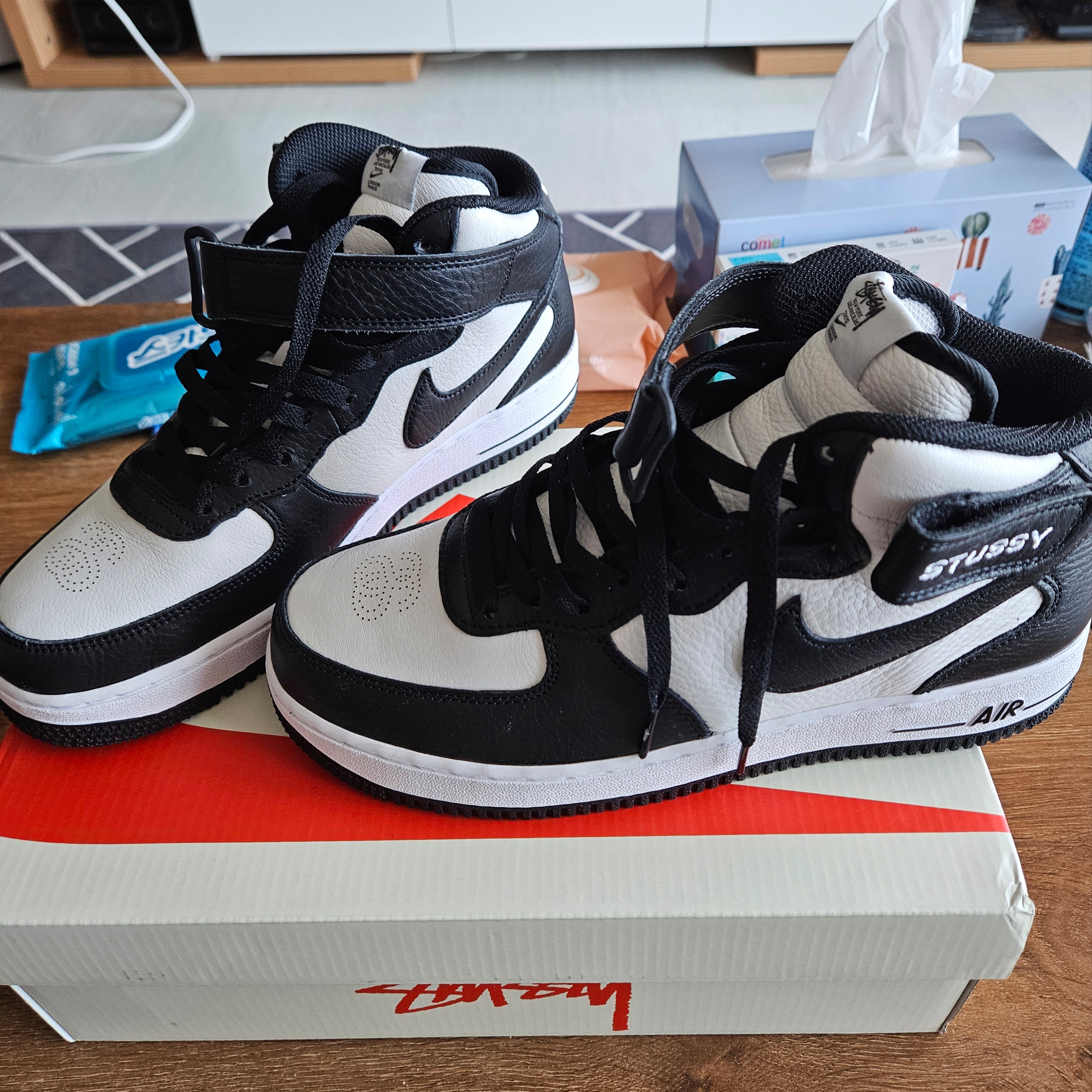 Nike x Stussy Air Force 1 '07 Mid SP Black and Light Bone 착용 스타일