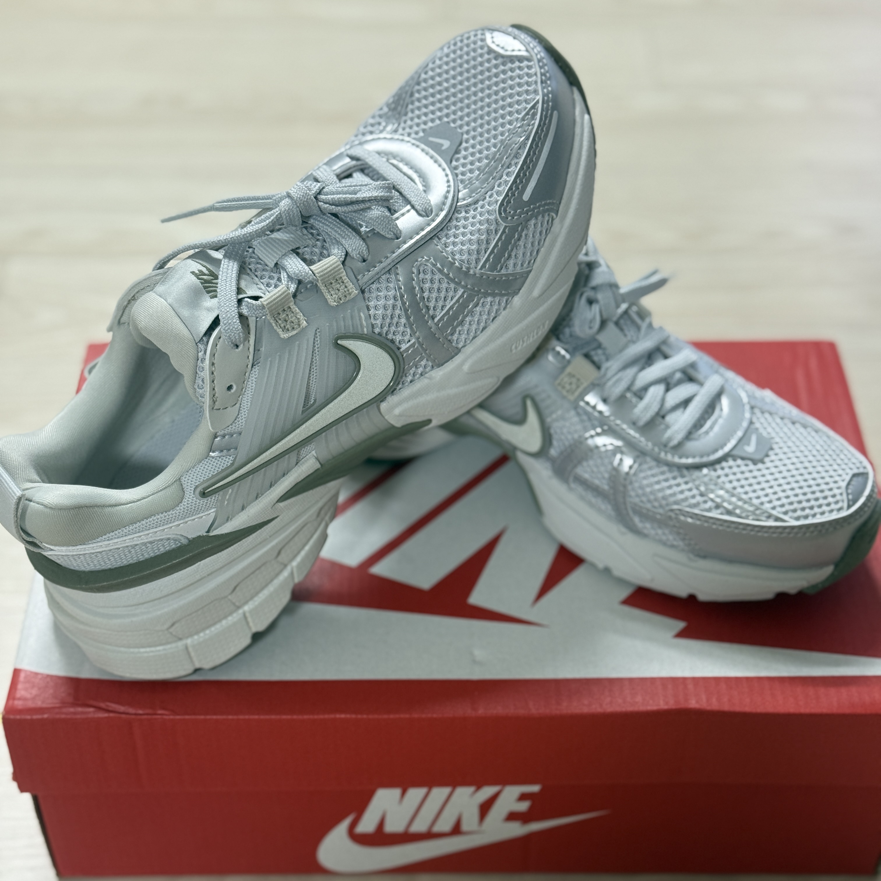 (W) Nike V2K Run Photon Dust Summit White 착용 스타일 - 1