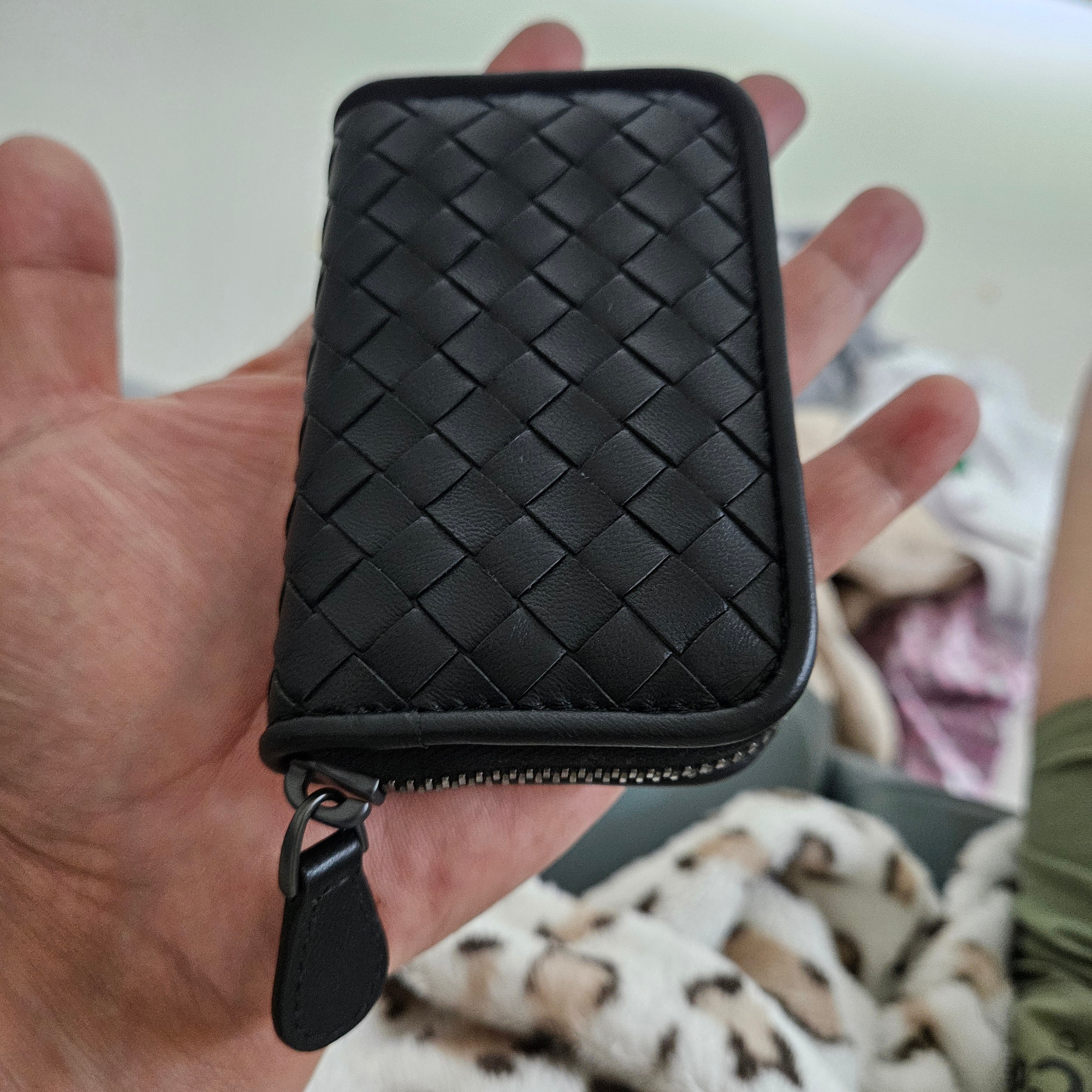 Bottega Veneta Zipped Coin Purse Black 착용 스타일