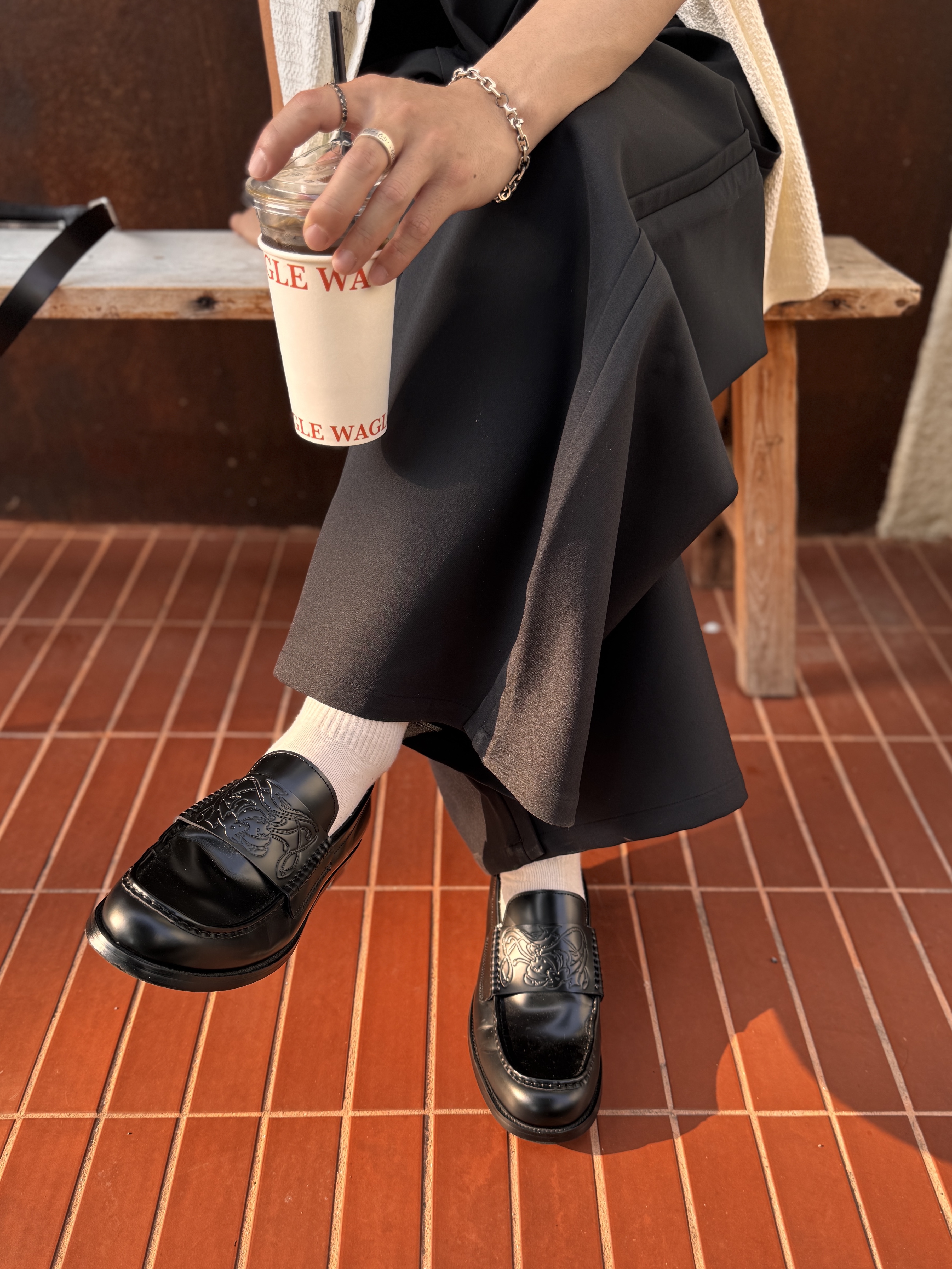 Gentle Monster x Maison Margiela MM113 Black Clear, Prada Leather Crisscross Slides Black 착용 스타일 - 5